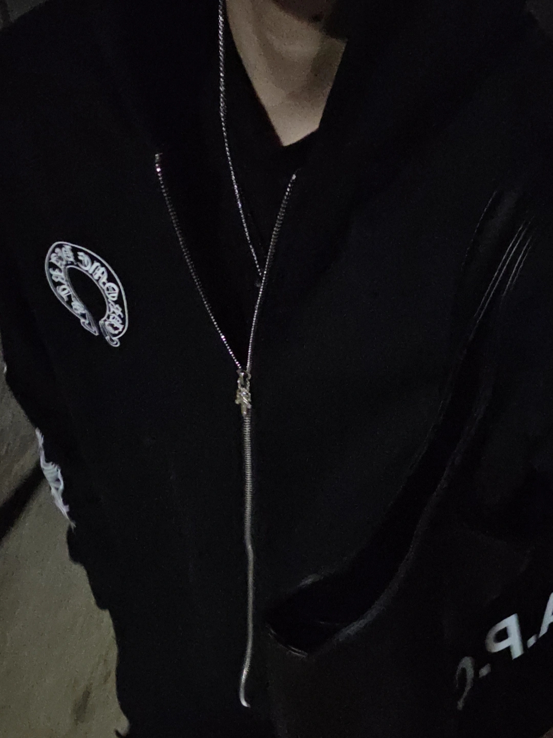 Chrome Hearts Silichrome CH Cross Pendant Black 2022/2023/2025, Chrome Hearts Horseshoe Floral Fleece Zip-Up Hoodie Black 착용 스타일 - 1