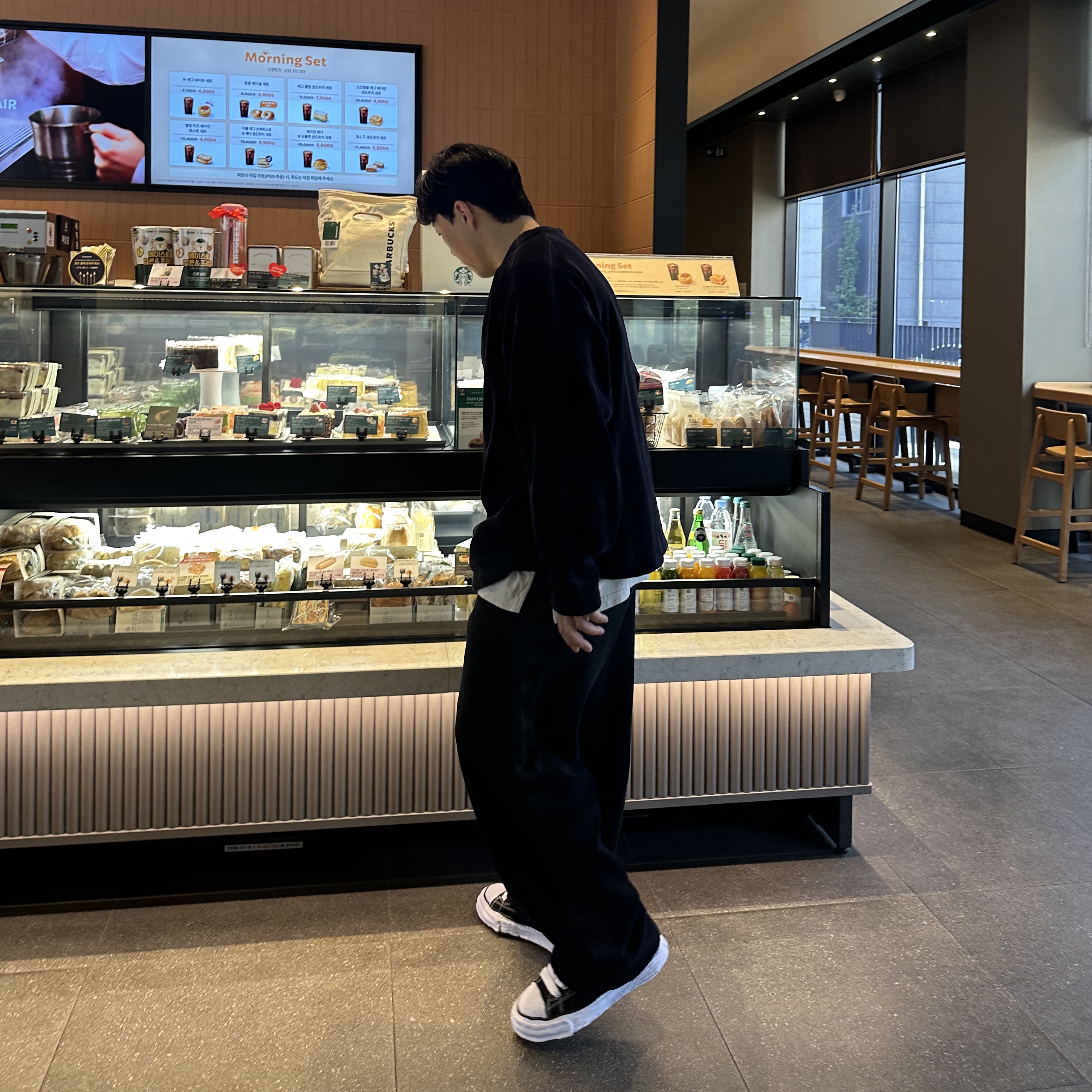 Maison Mihara Yasuhiro Peterson23 OG Sole Canvas Low-top Sneakers Black, Uniqlo x Needles Fleece Wide Pants Black - KR 착용 스타일