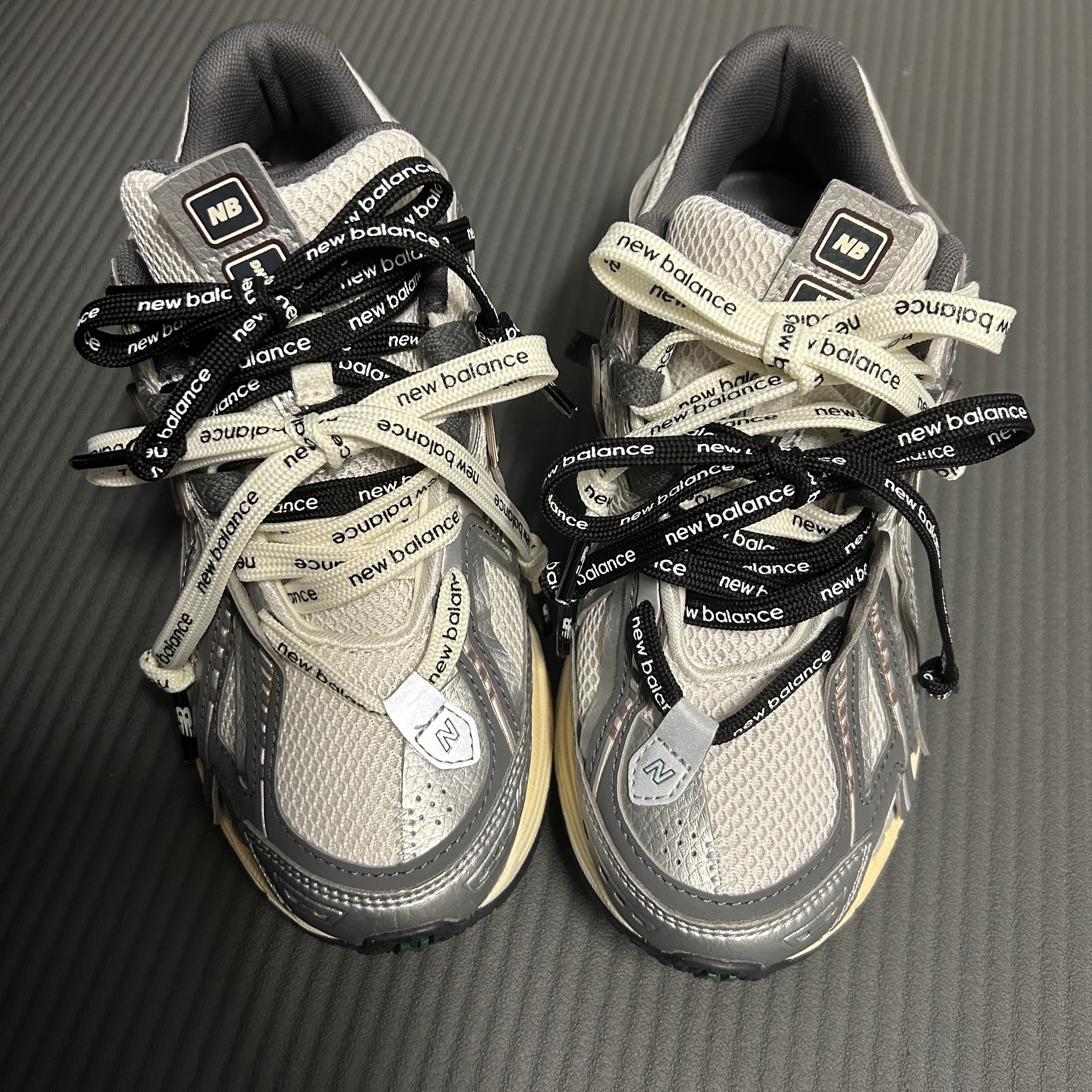New Balance 1906A Silver Metallic Castlerock 착용 스타일