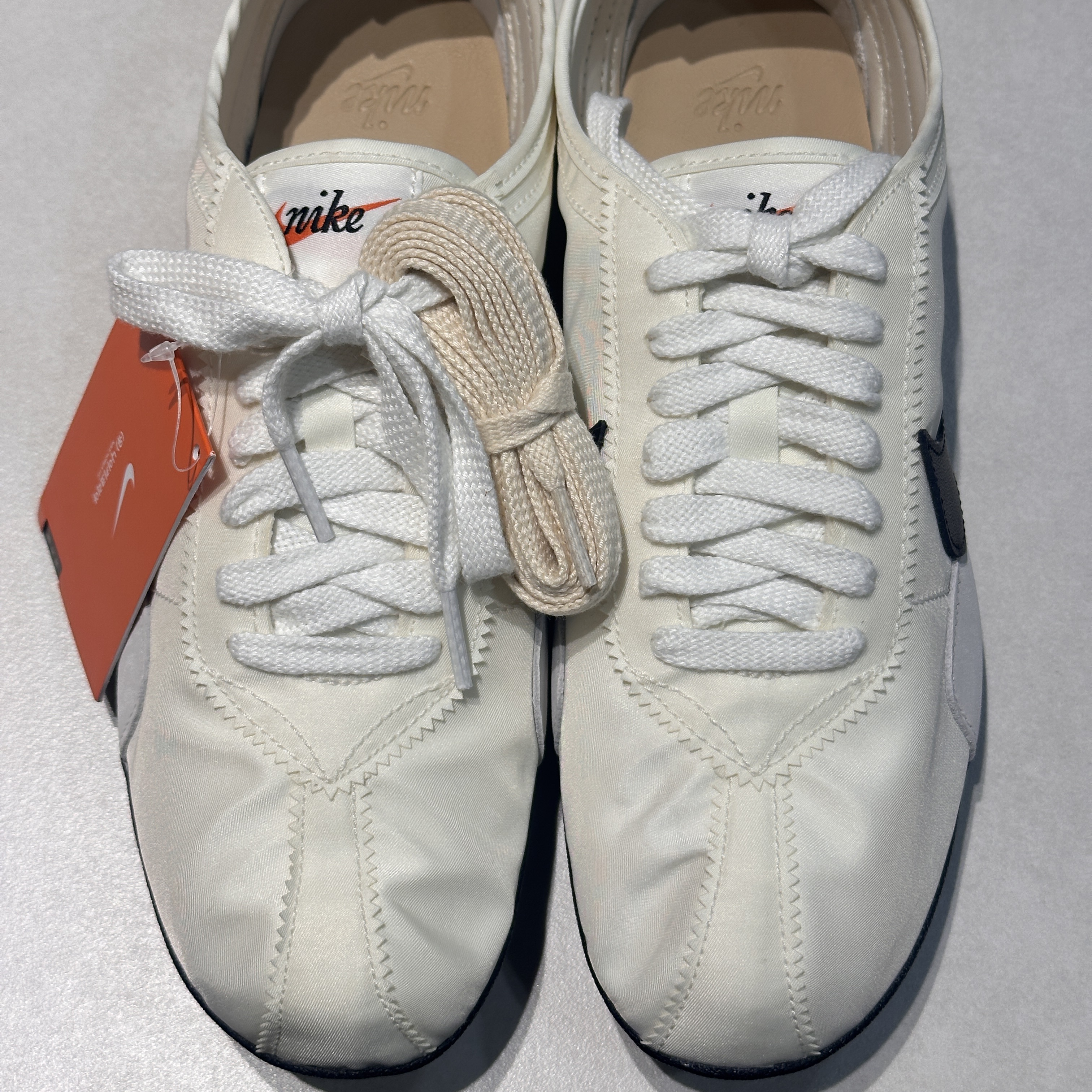 (W) Nike Moon Shoe Soft Pearl and Black 착용 스타일 - 5