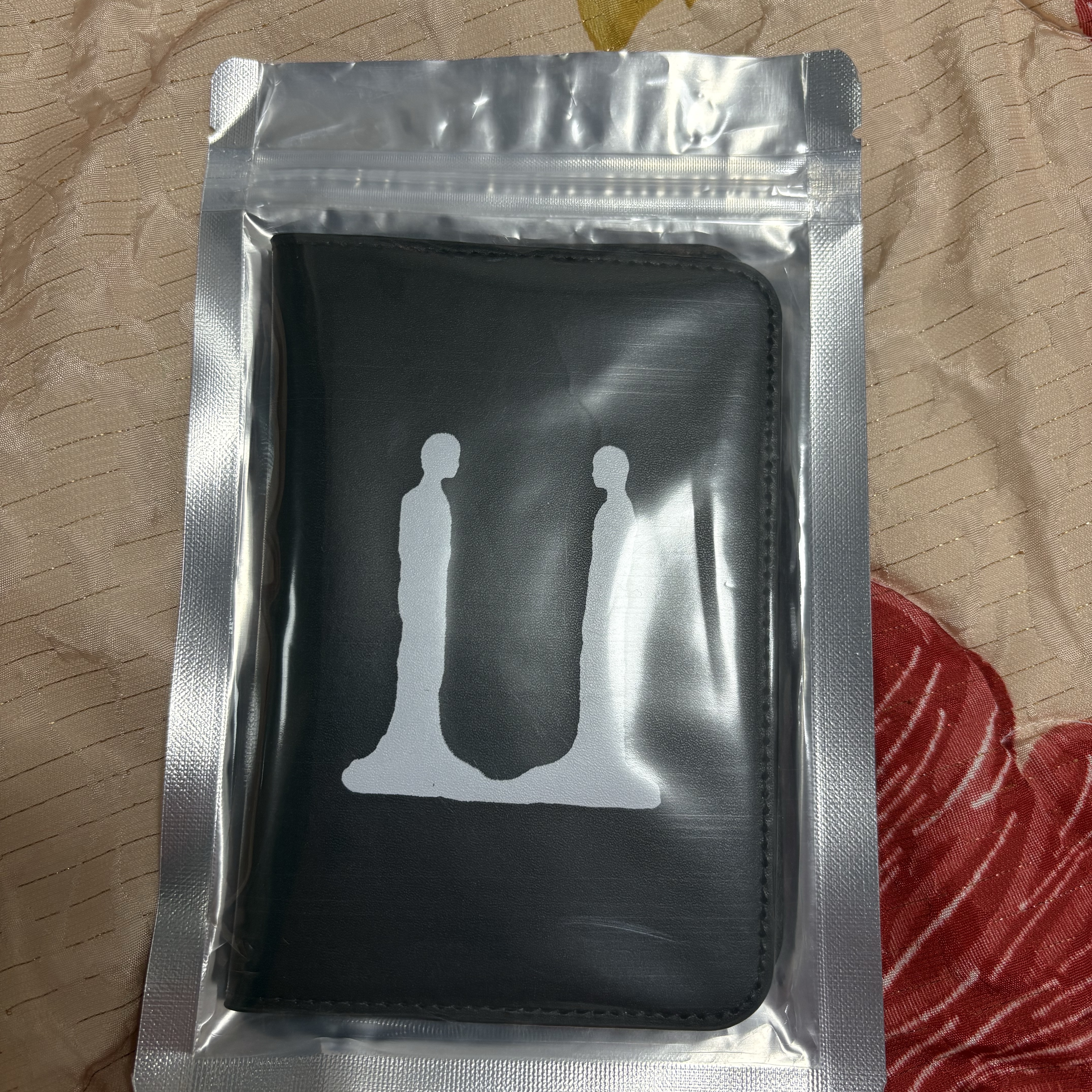 G-DRAGON Ubermensch Passport Cover Black 착용 스타일 - 4