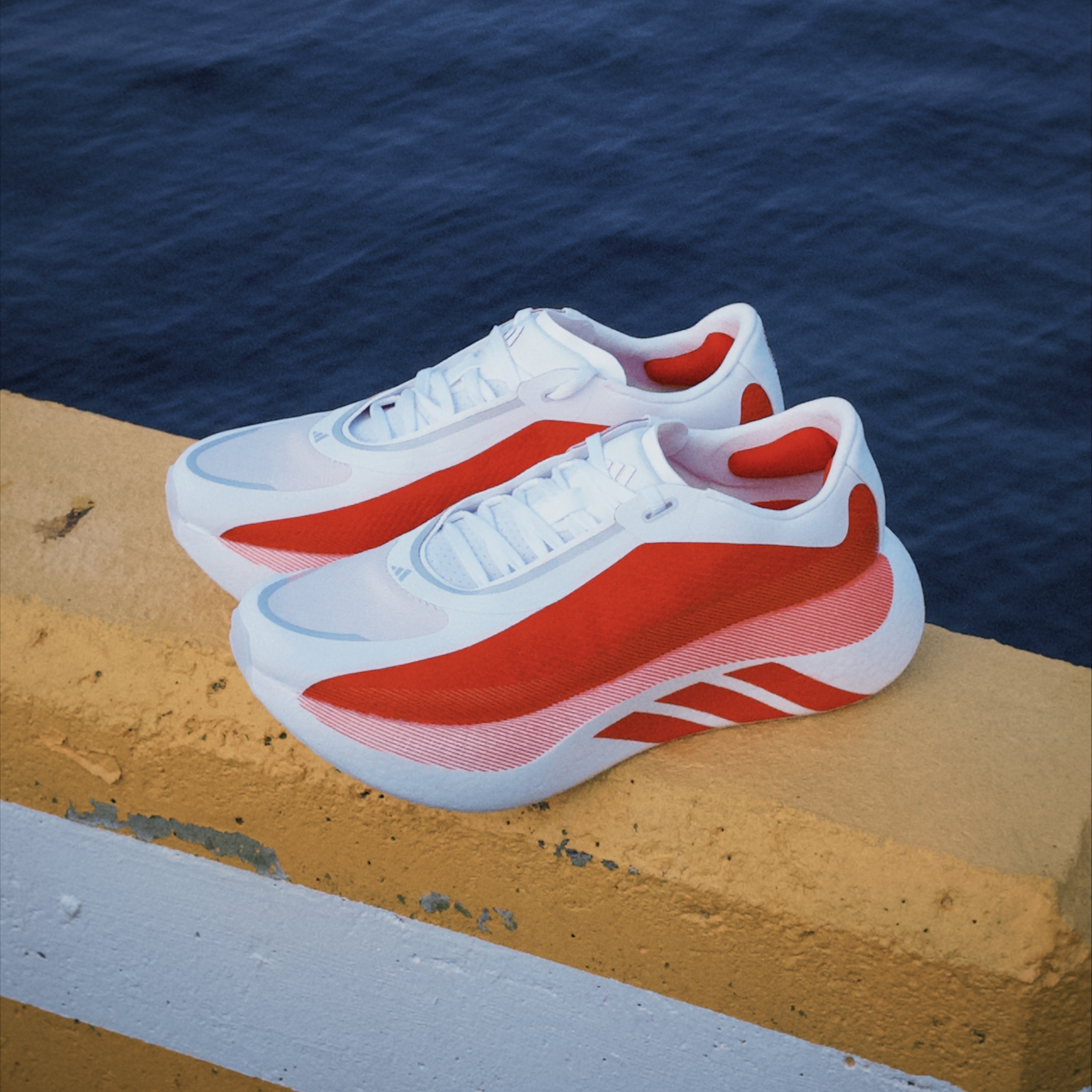 Adidas Hyperboost Edge Cloud White Pure Ruby 착용 스타일