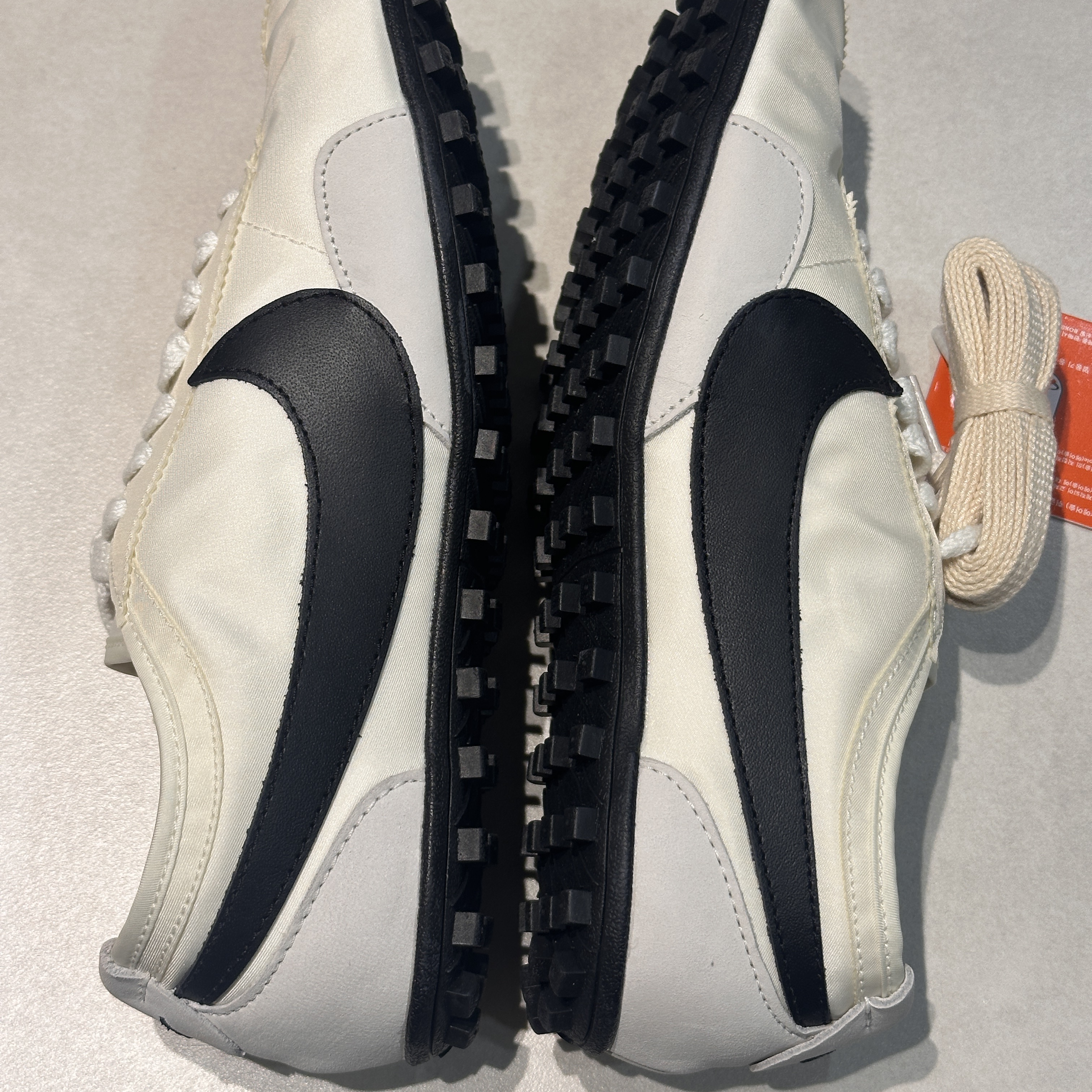 (W) Nike Moon Shoe Soft Pearl and Black 착용 스타일 - 7