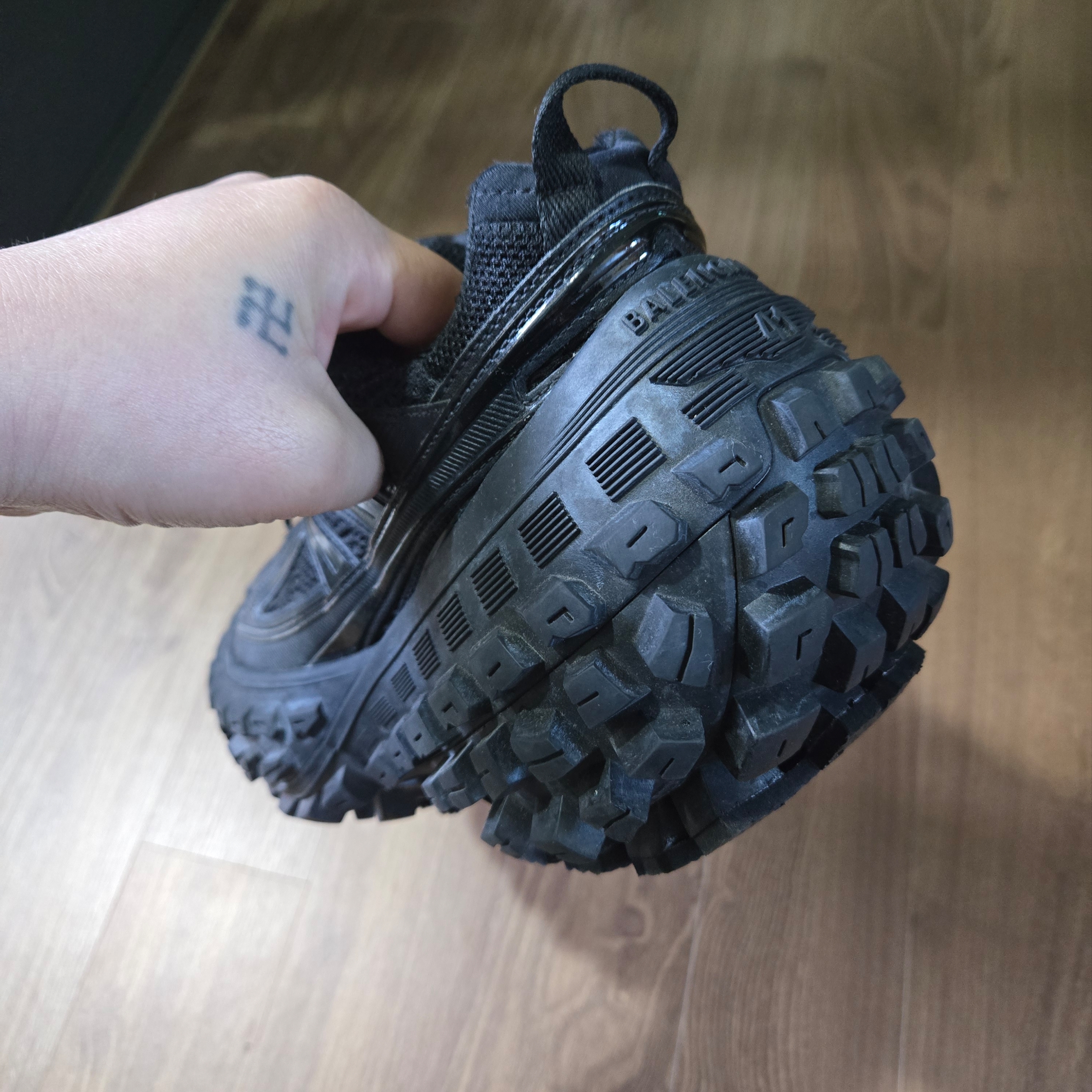 Balenciaga Defender Sneakers Black 착용 스타일 - 4