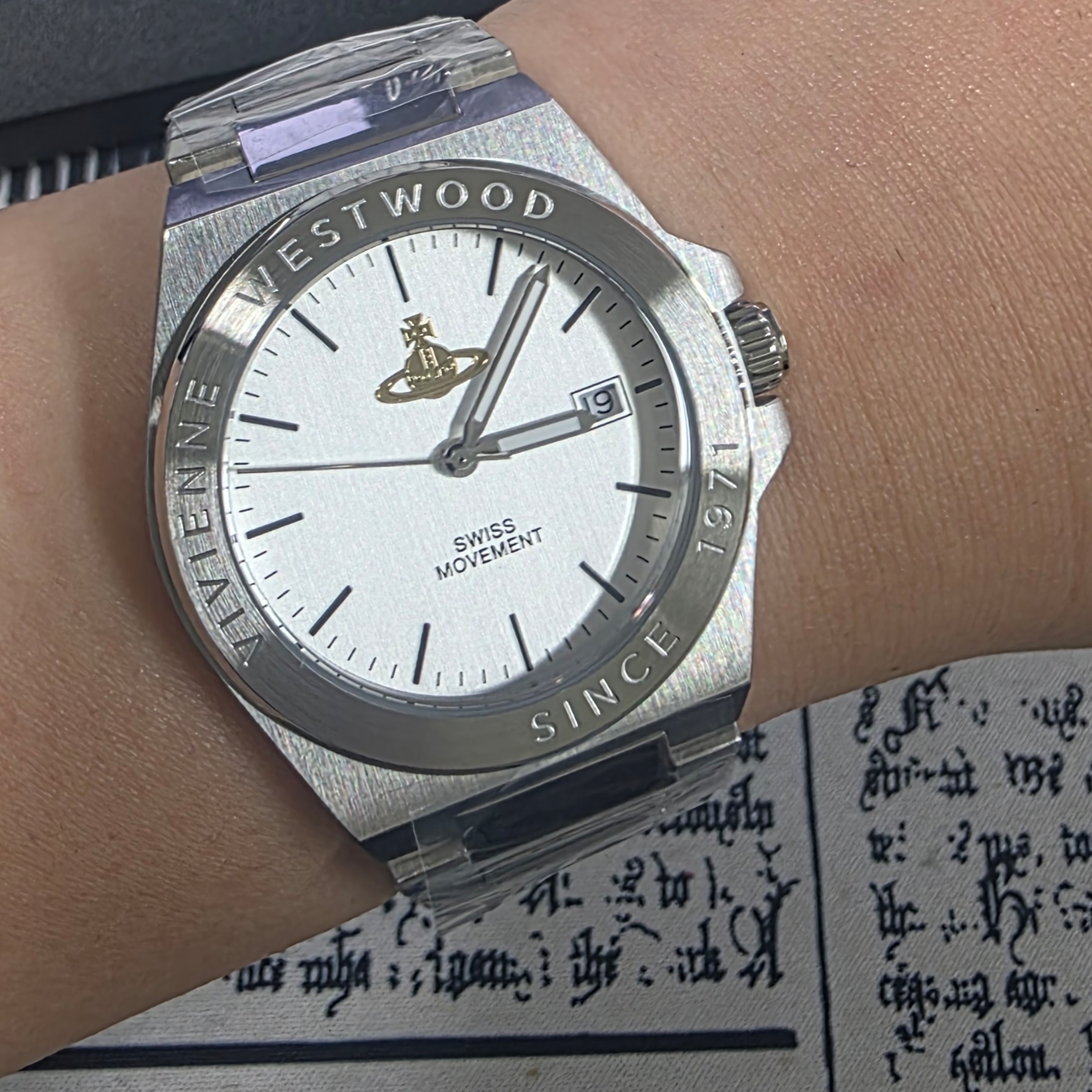 (W) Vivienne Westwood The Hanwell Quartz 37mm Silver 착용 스타일