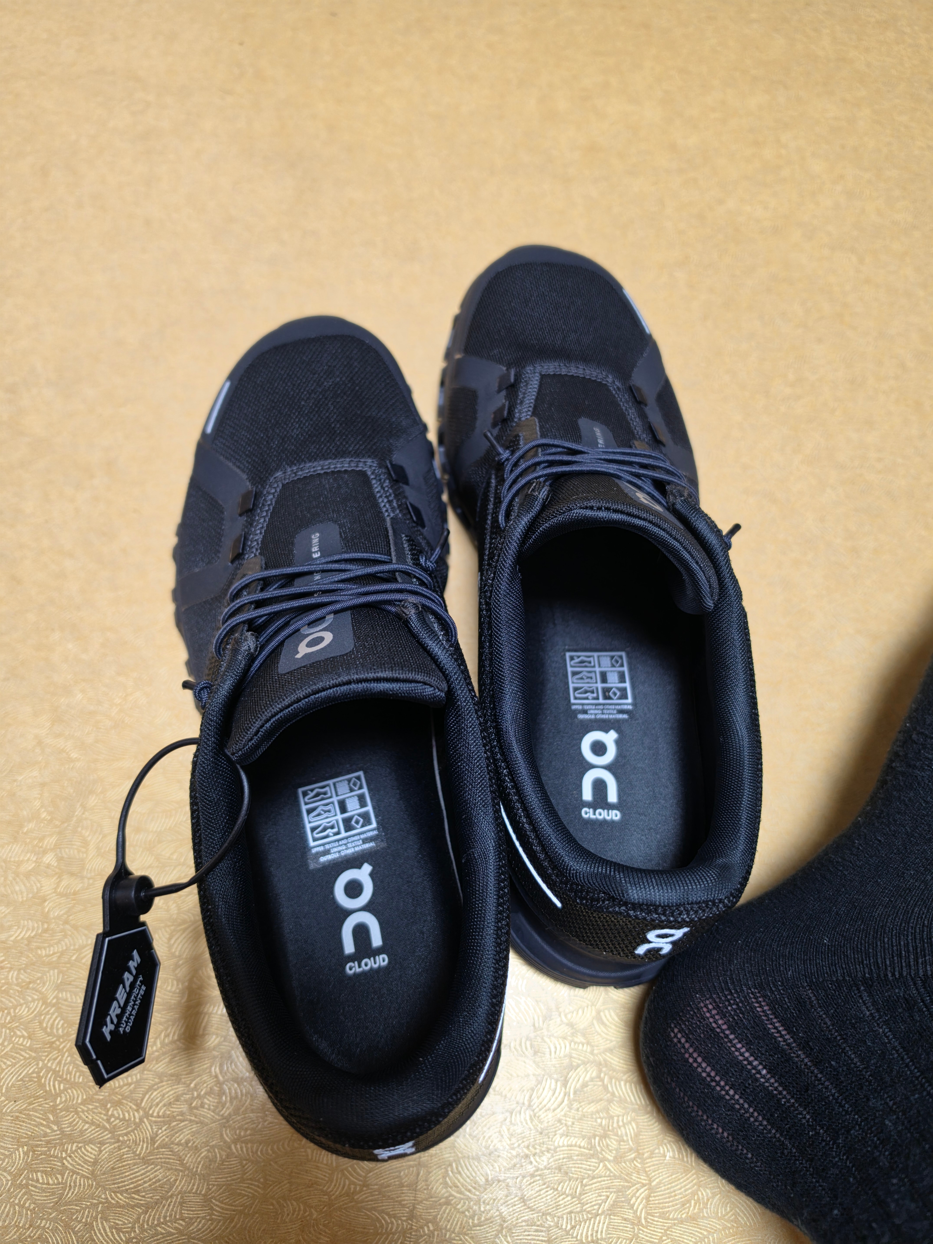 On Running Cloud 6 Black 착용 스타일 - 1