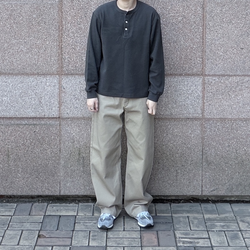 New Balance 990v1 Made in USA Grey White, A.P.C. Axelle Tote Bag Denim Caramel 착용 스타일 - 4