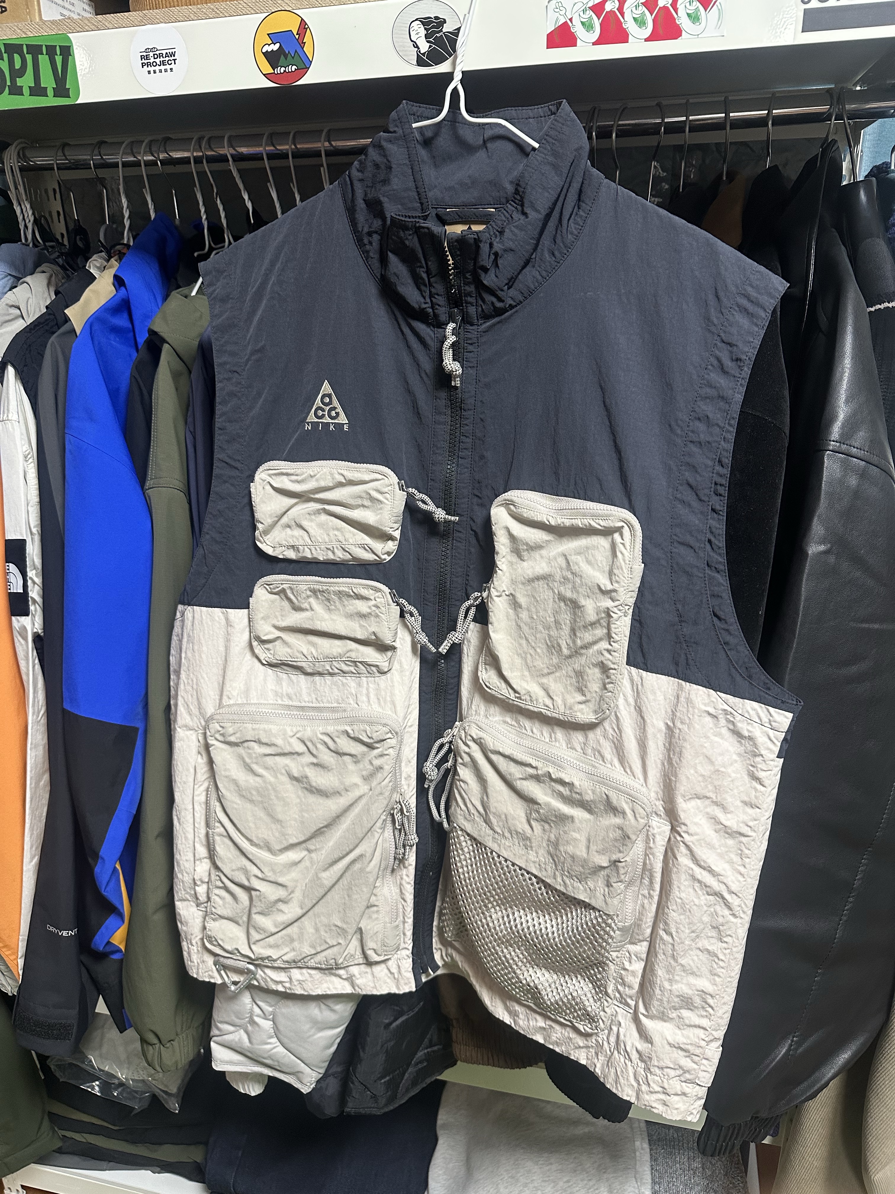 Nike ACG Utility Vest Black Summit White - US/EU 착용 스타일