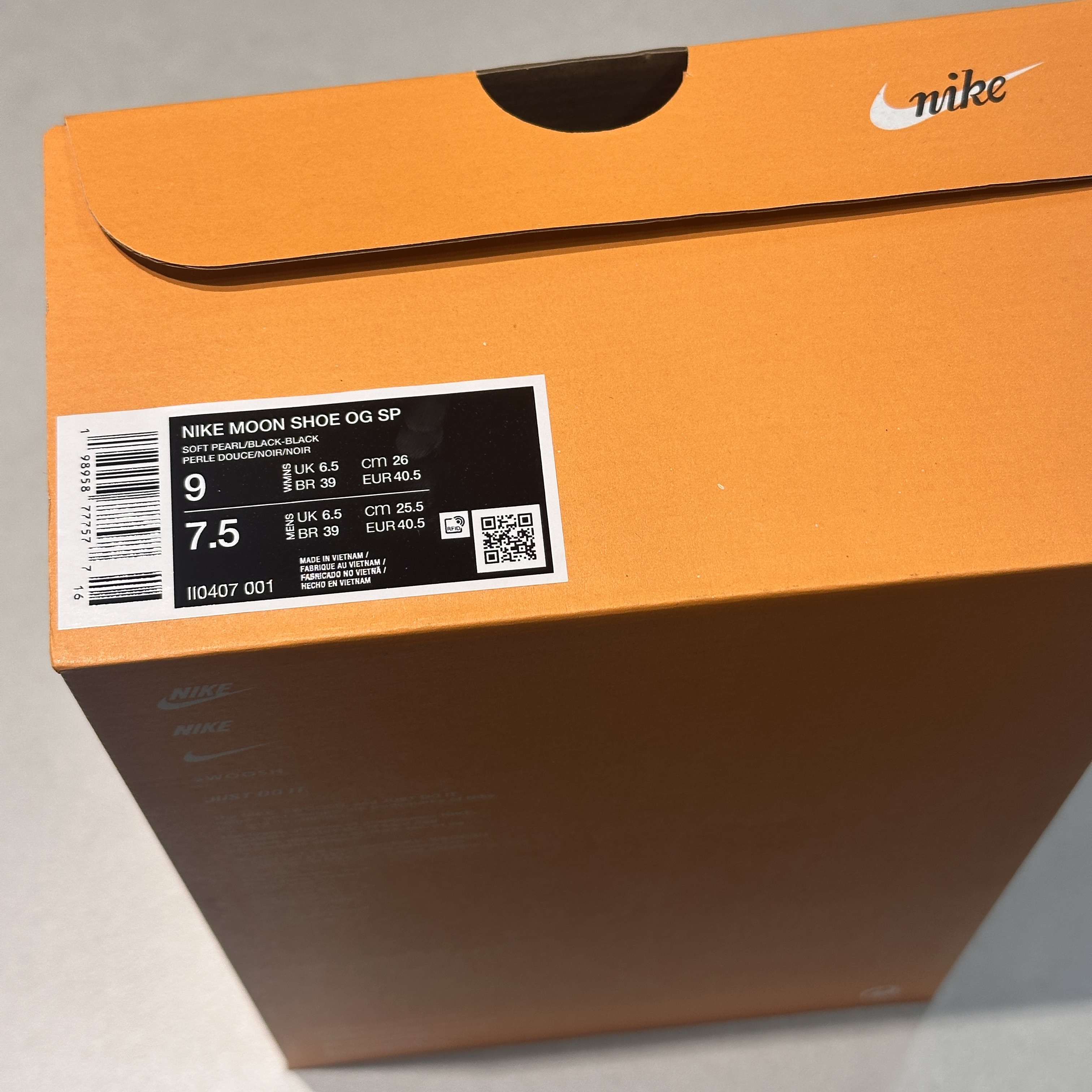 (W) Nike Moon Shoe Soft Pearl and Black 착용 스타일 - 2