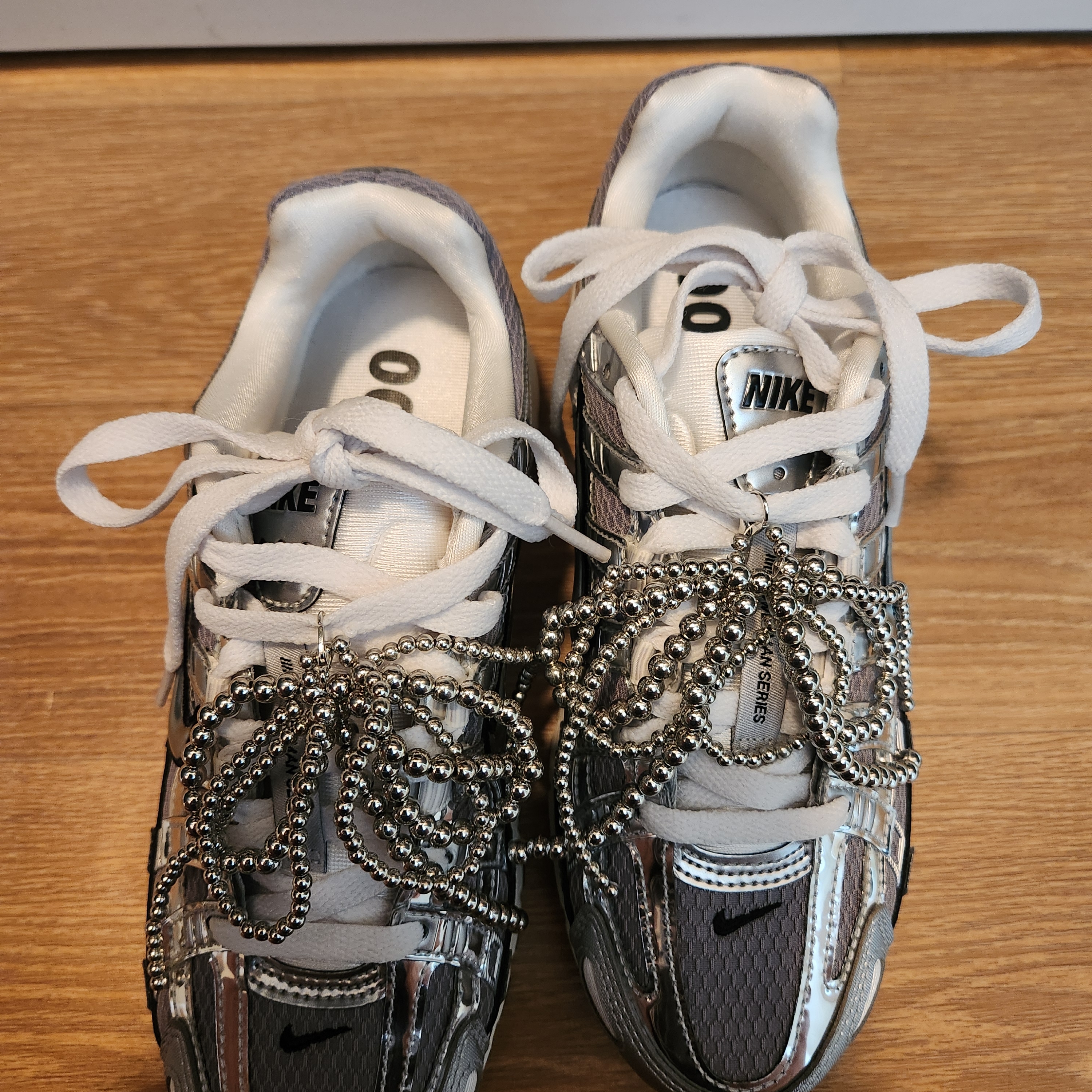 Nike P-6000 Metallic Silver 착용 스타일
