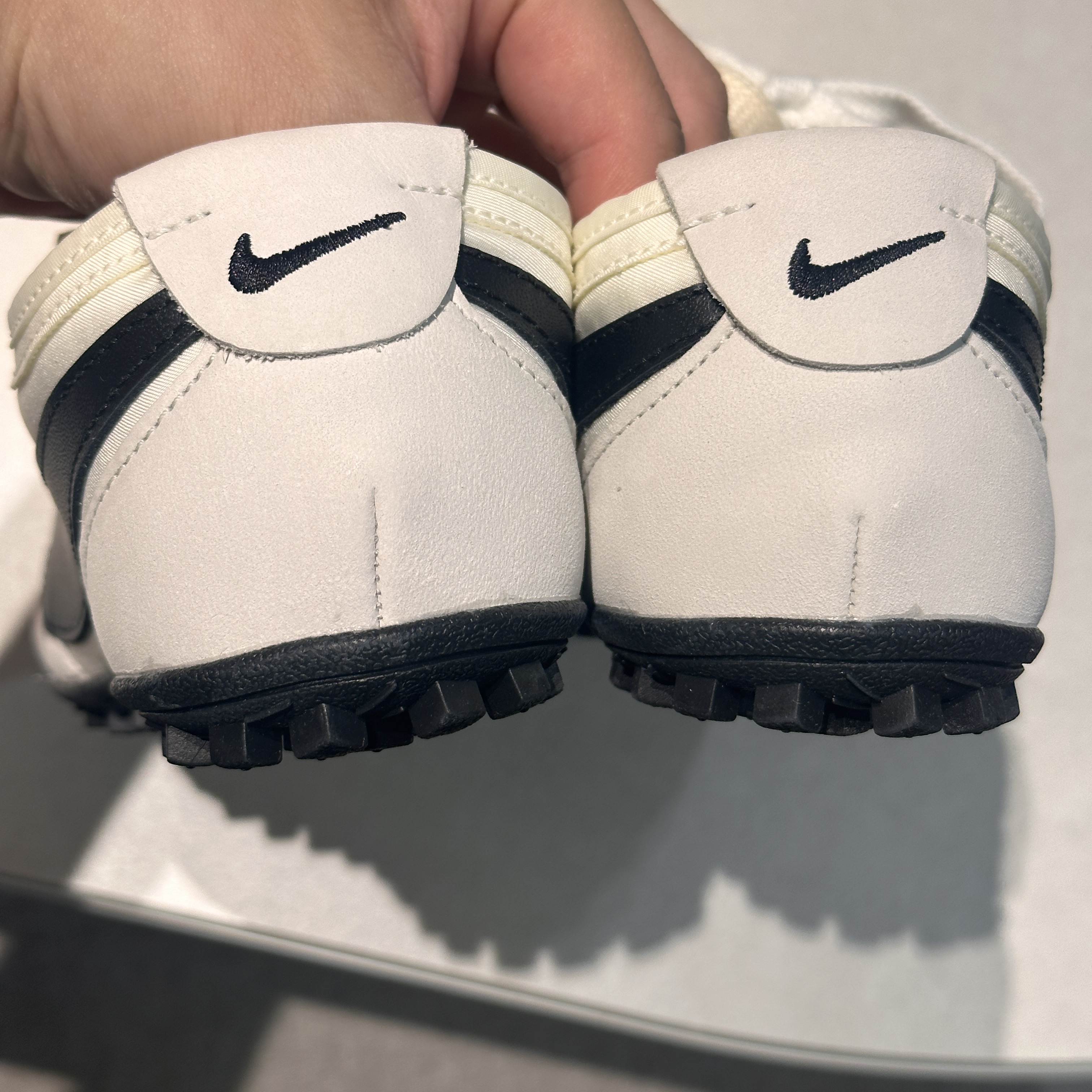 (W) Nike Moon Shoe Soft Pearl and Black 착용 스타일 - 9