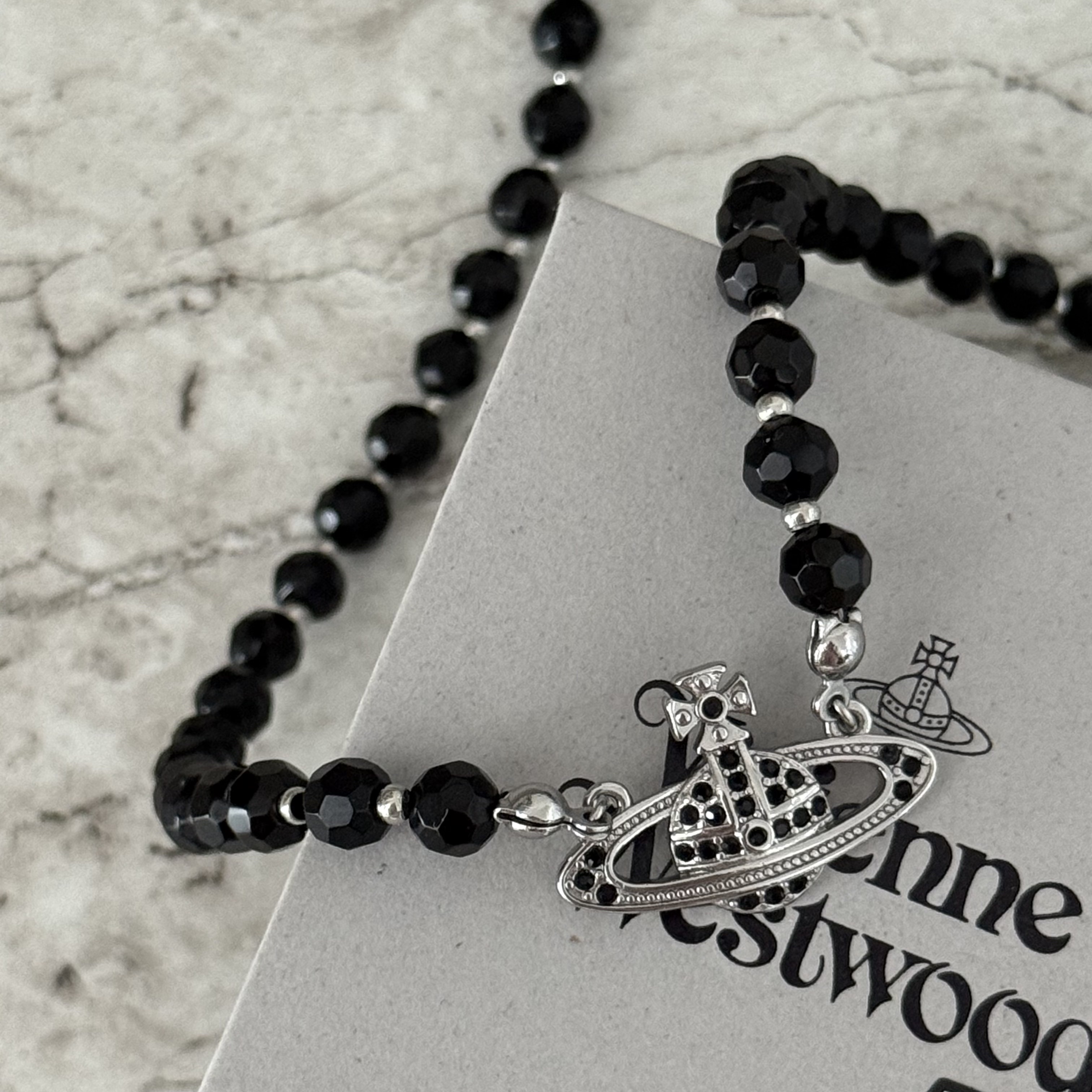 Vivienne Westwood Messaline Choker Silver Black 착용 스타일