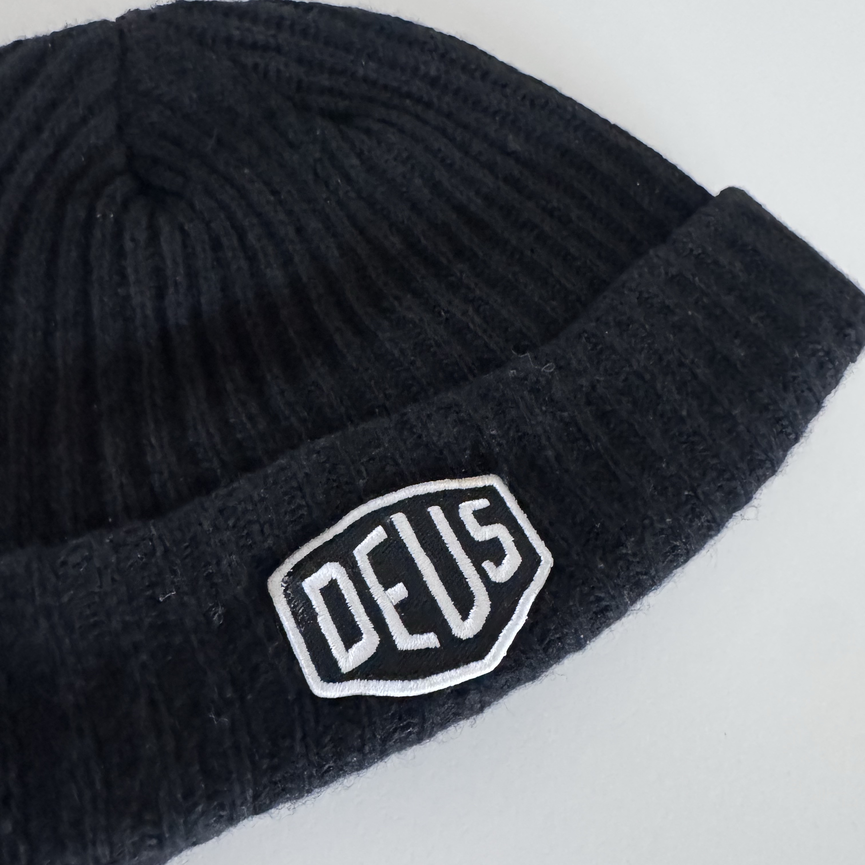 Deus Ex Machina Shield Beanie Black 착용 스타일
