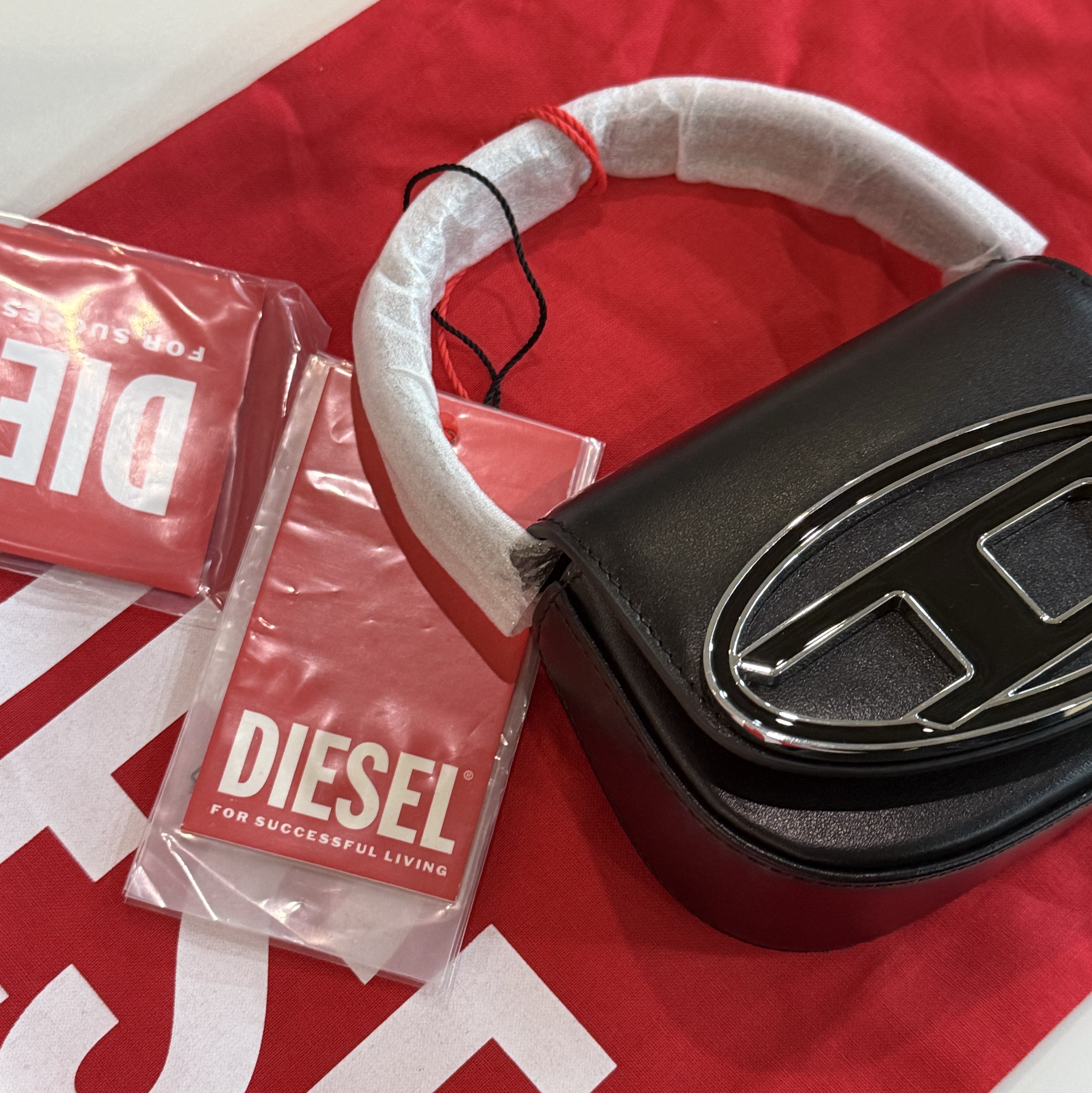 Diesel 1DR Mini Bag Plaque Black 착용 스타일