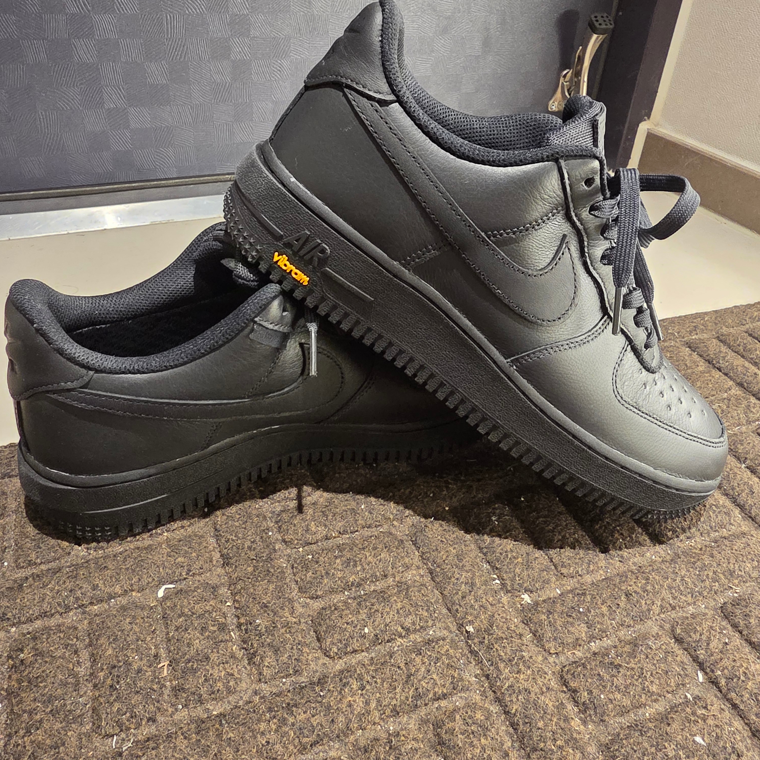 Nike Air Force 1 Low Gore-Tex Vibram Off Noir and Black 착용 스타일