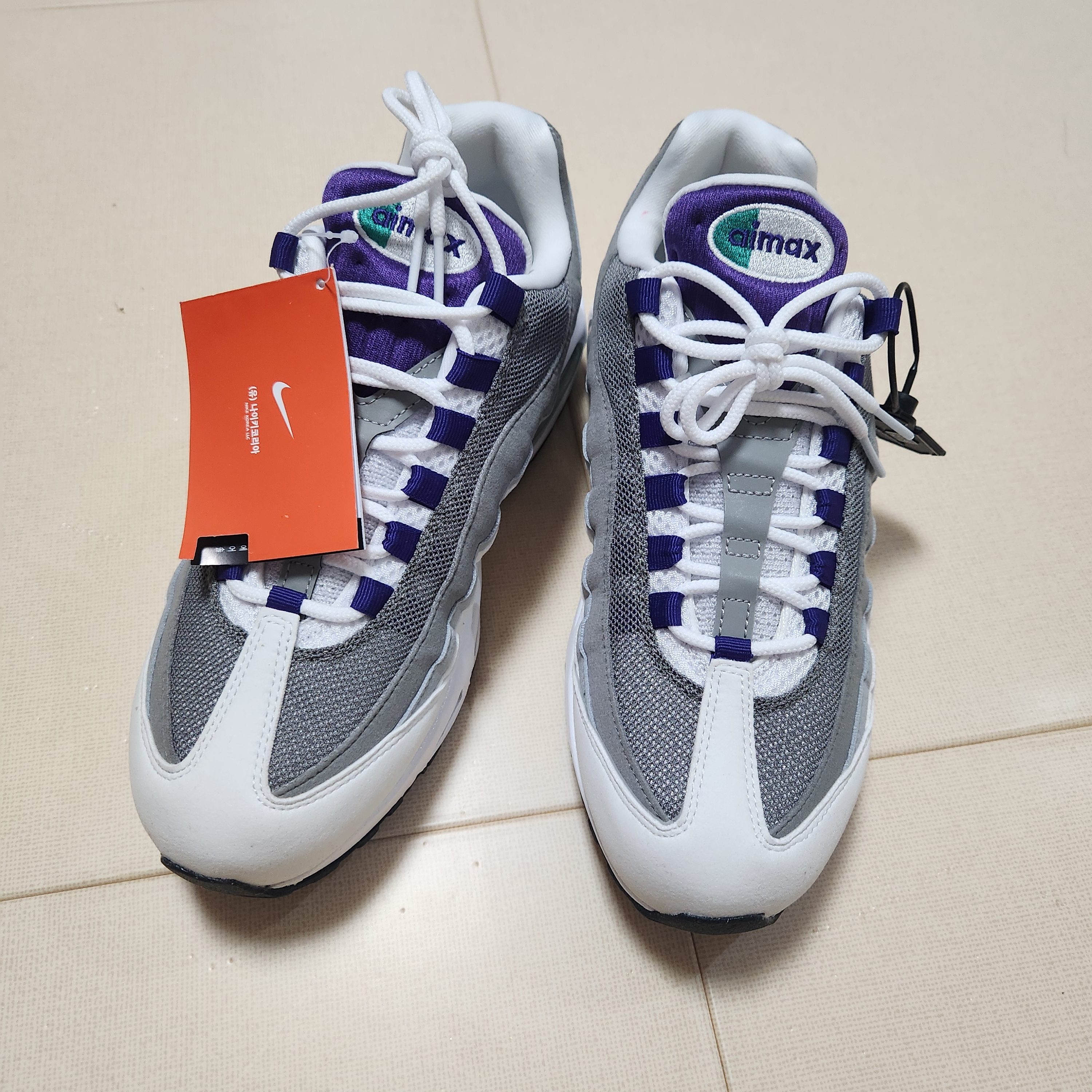 (W) Nike Air Max 95 White Emerald Green 착용 스타일 - 1