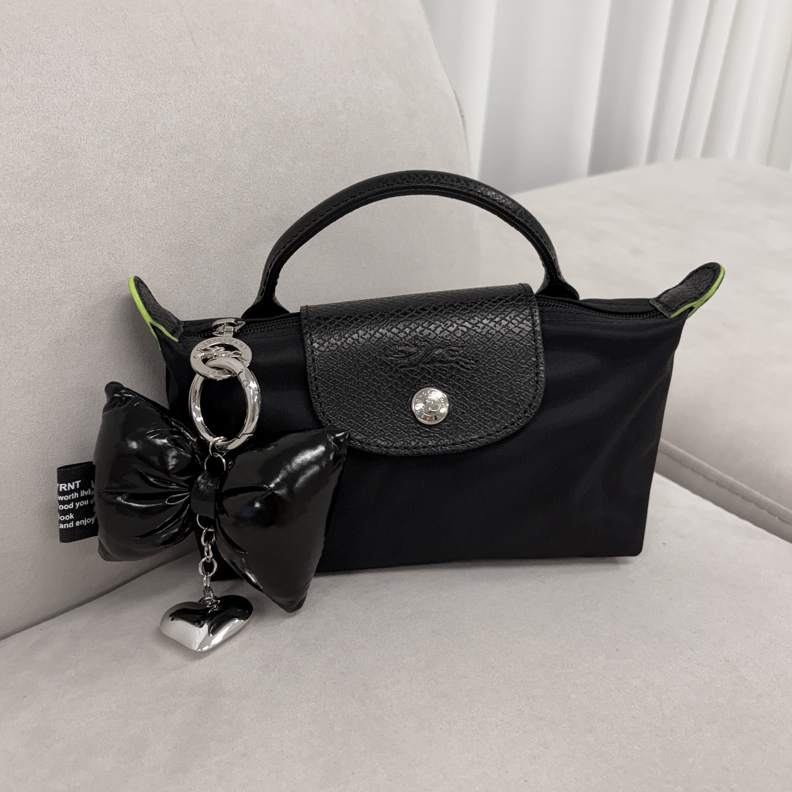Longchamp Le Pliage Green Handle Pouch Black 착용 스타일