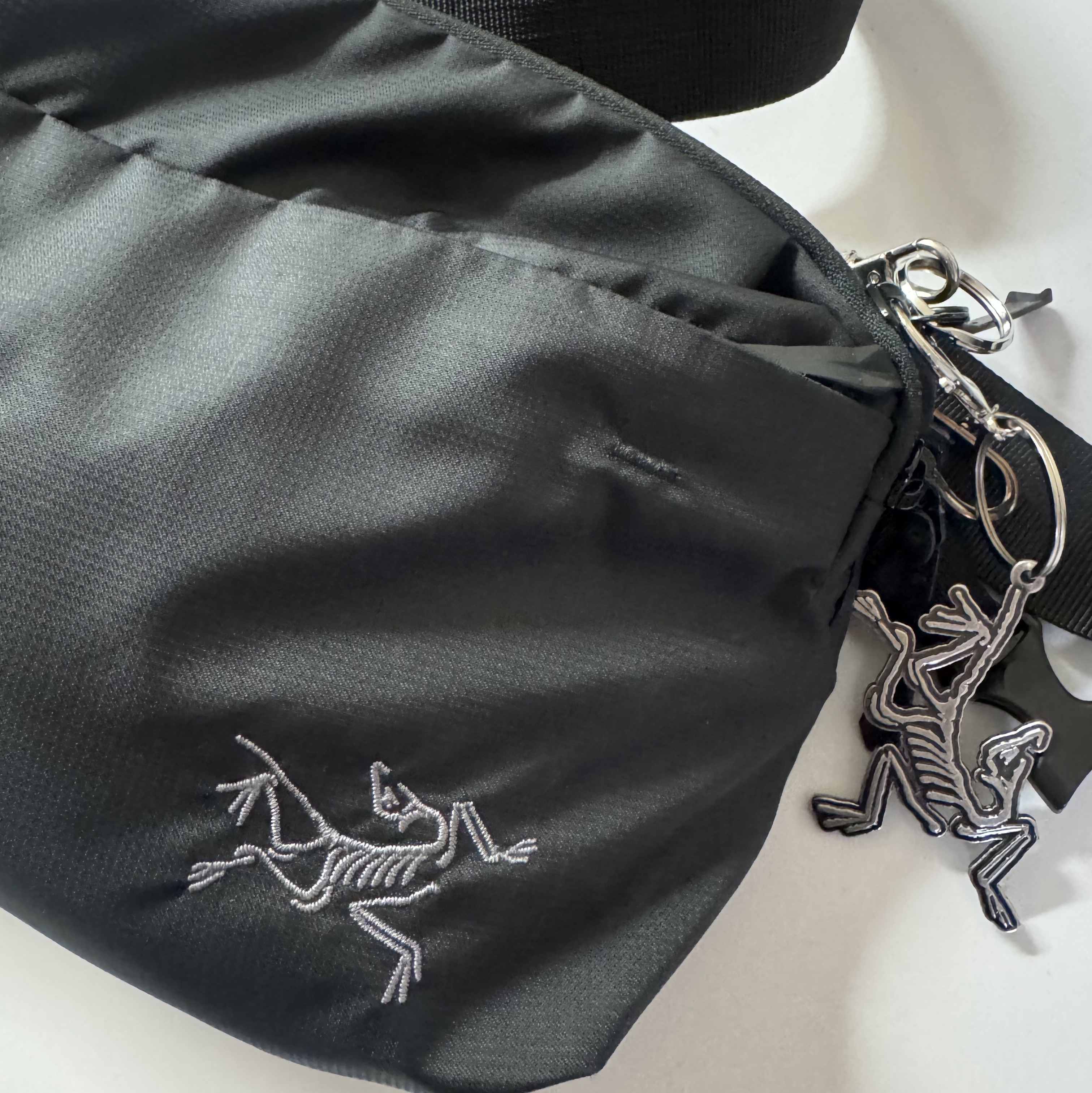 Arc'teryx Heliad 6 Crossbody Bag Black 착용 스타일