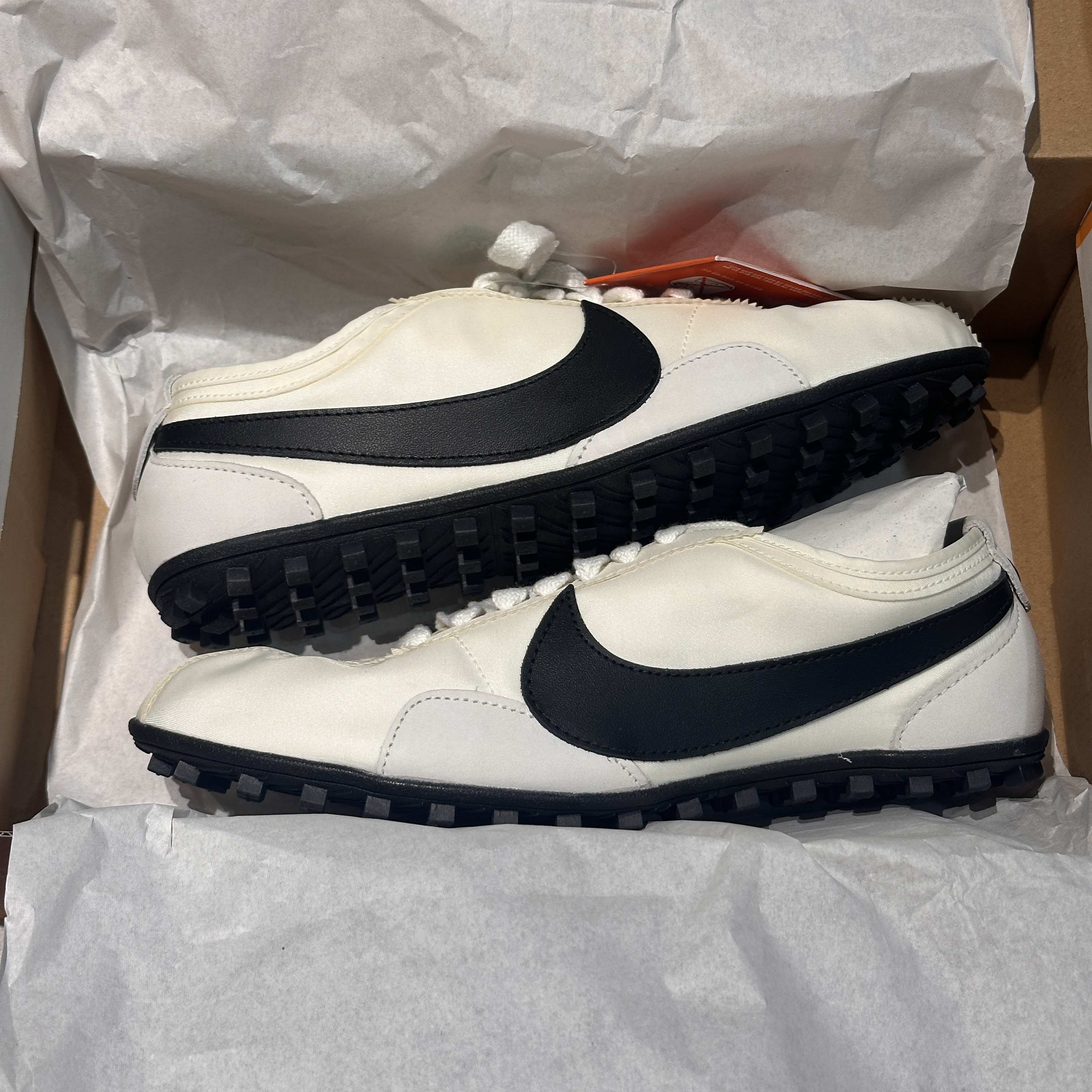 (W) Nike Moon Shoe Soft Pearl and Black 착용 스타일 - 4