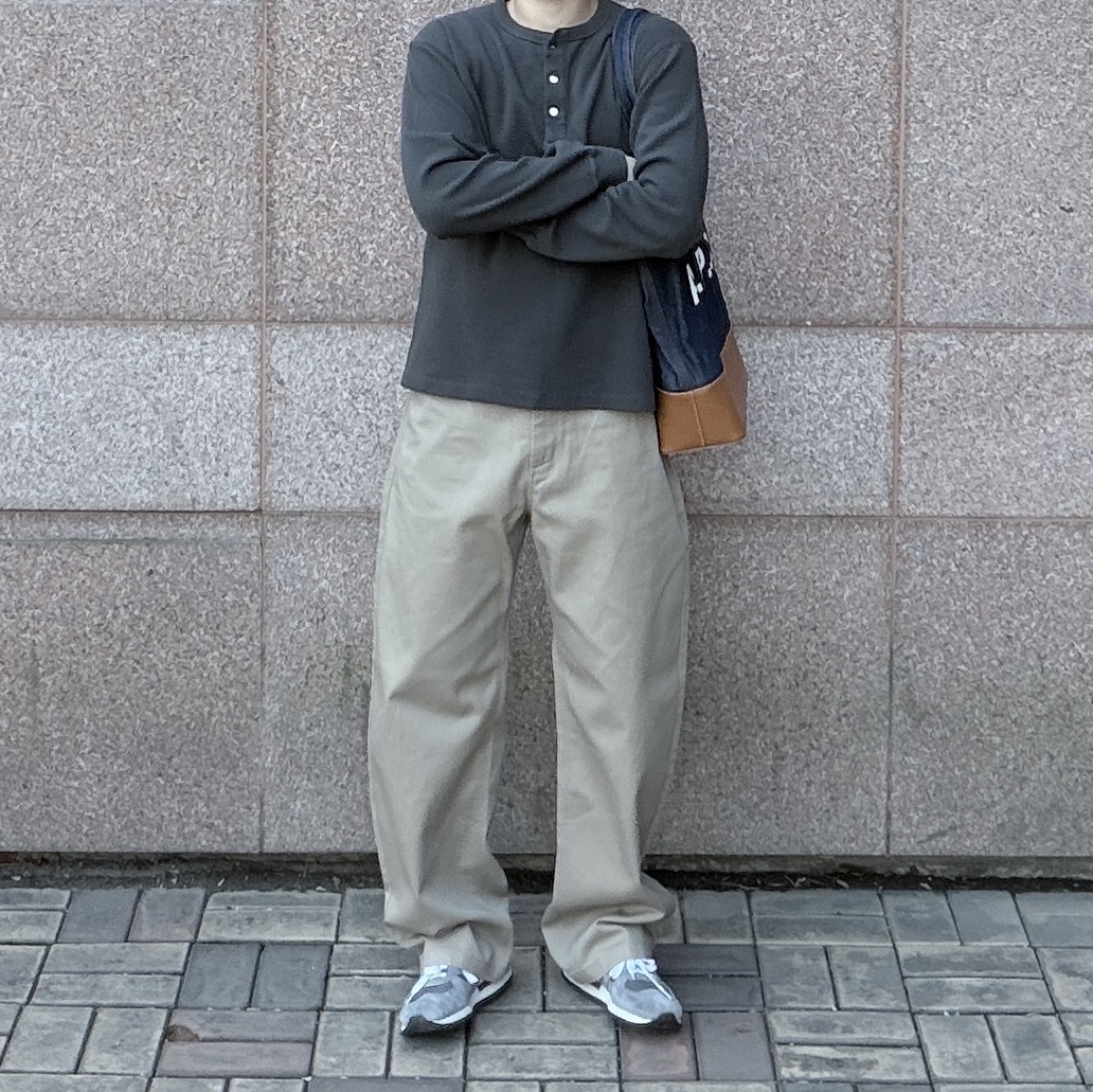 New Balance 990v1 Made in USA Grey White, A.P.C. Axelle Tote Bag Denim Caramel 착용 스타일 - 2