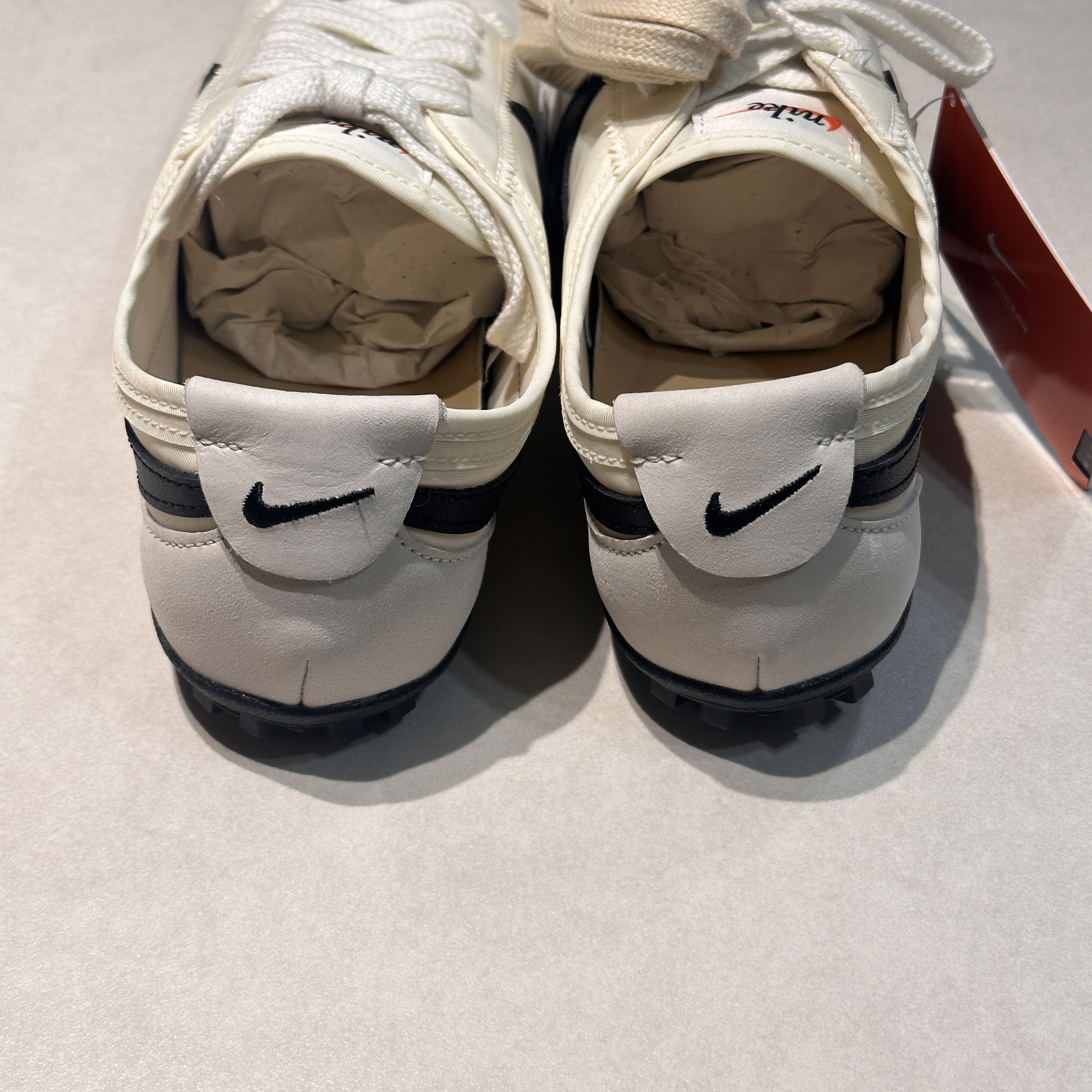 (W) Nike Moon Shoe Soft Pearl and Black 착용 스타일 - 6