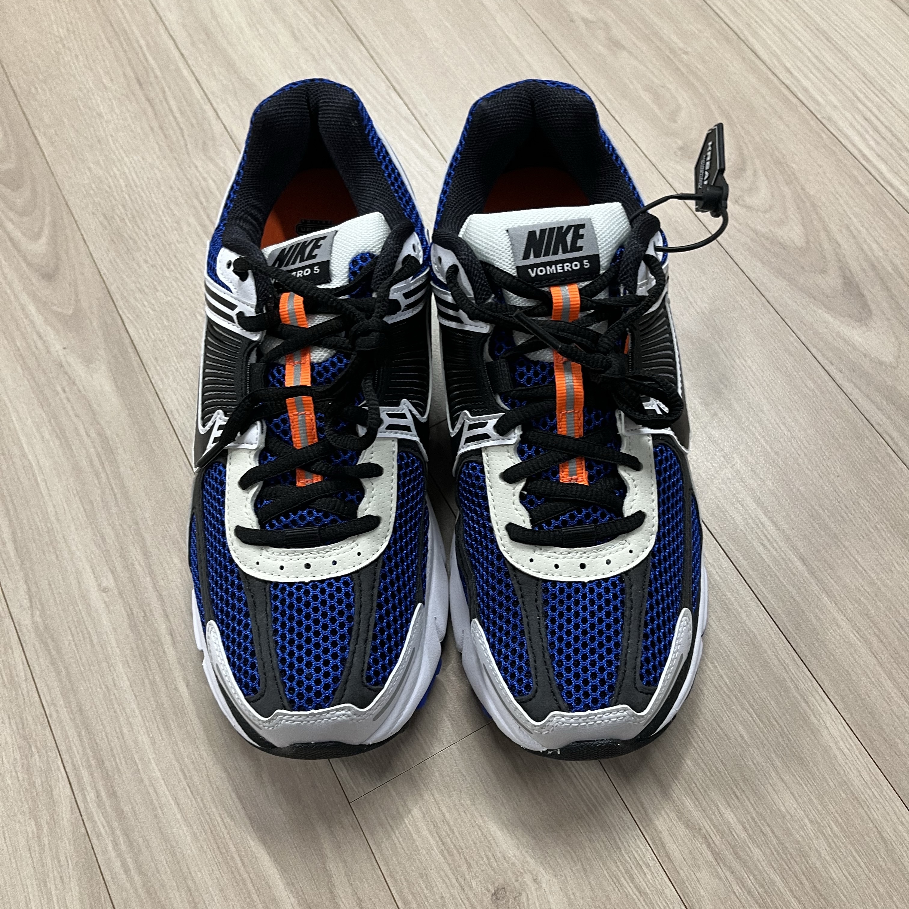 Nike Zoom Vomero 5 White Racer Blue Black 착용 스타일 - 2