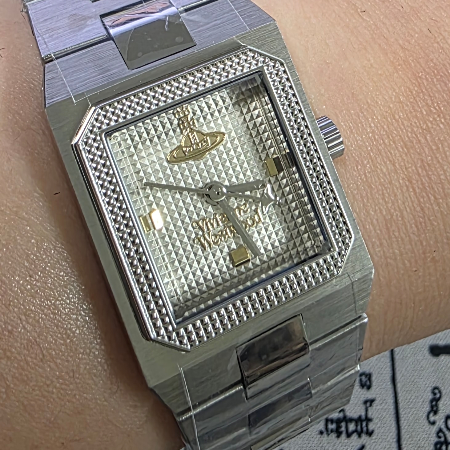 (W) Vivienne Westwood The Brunswick Quartz 24mm Silver 착용 스타일
