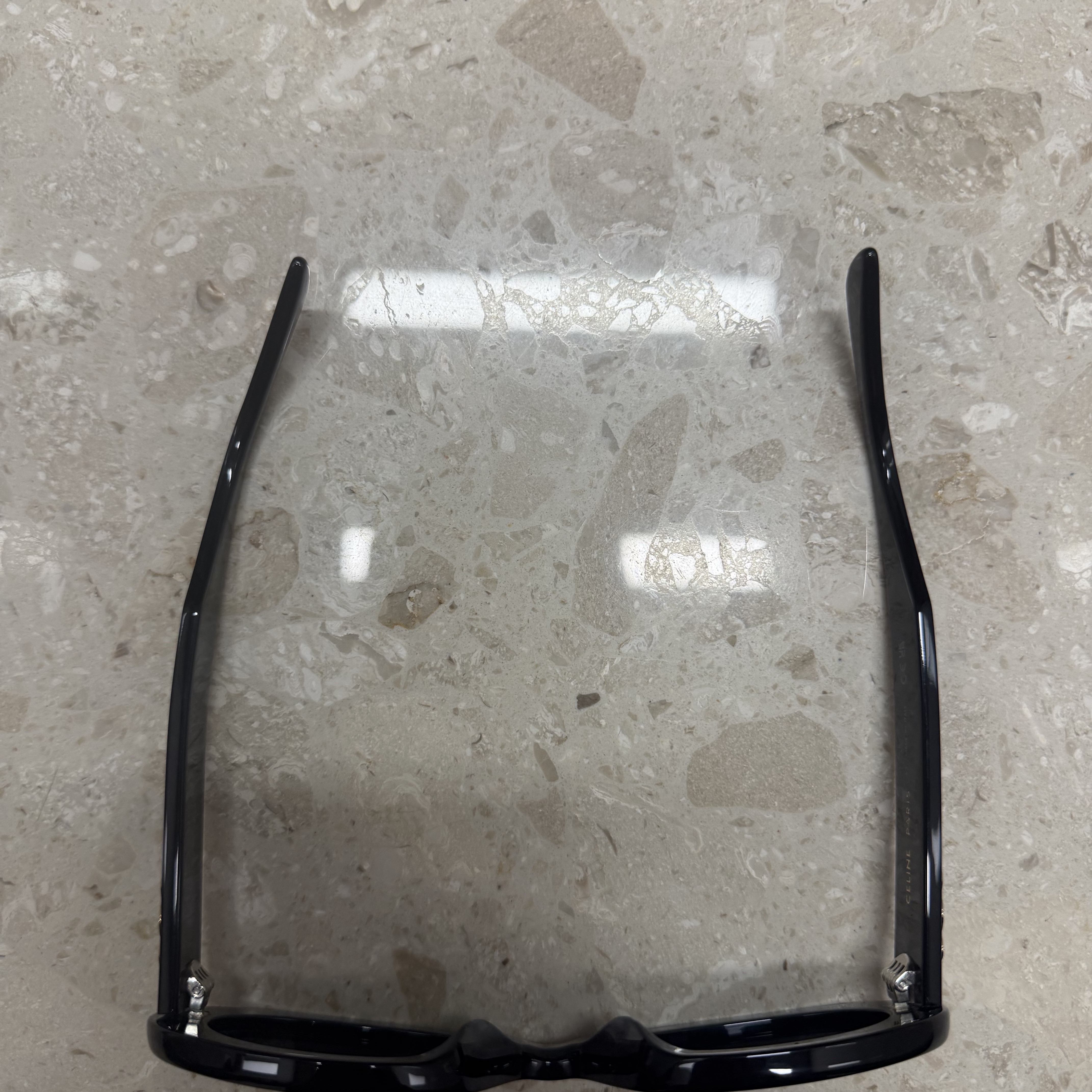 (W) Celine Triomphe 01 Sunglasses in Acetate Black 착용 스타일 - 2