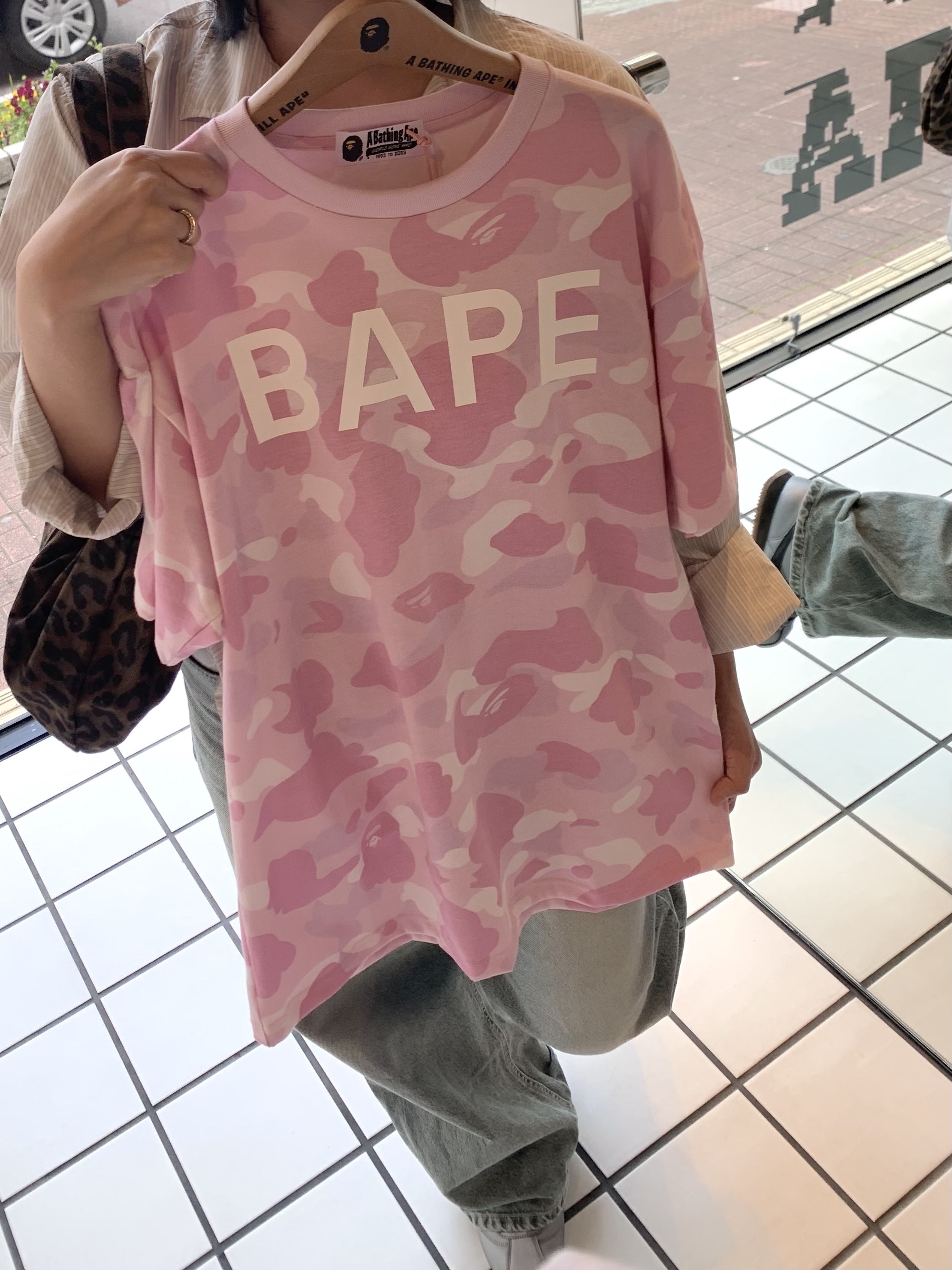 (W) BAPE Logo Color Camo Oversized T-Shirt Pink 착용 스타일