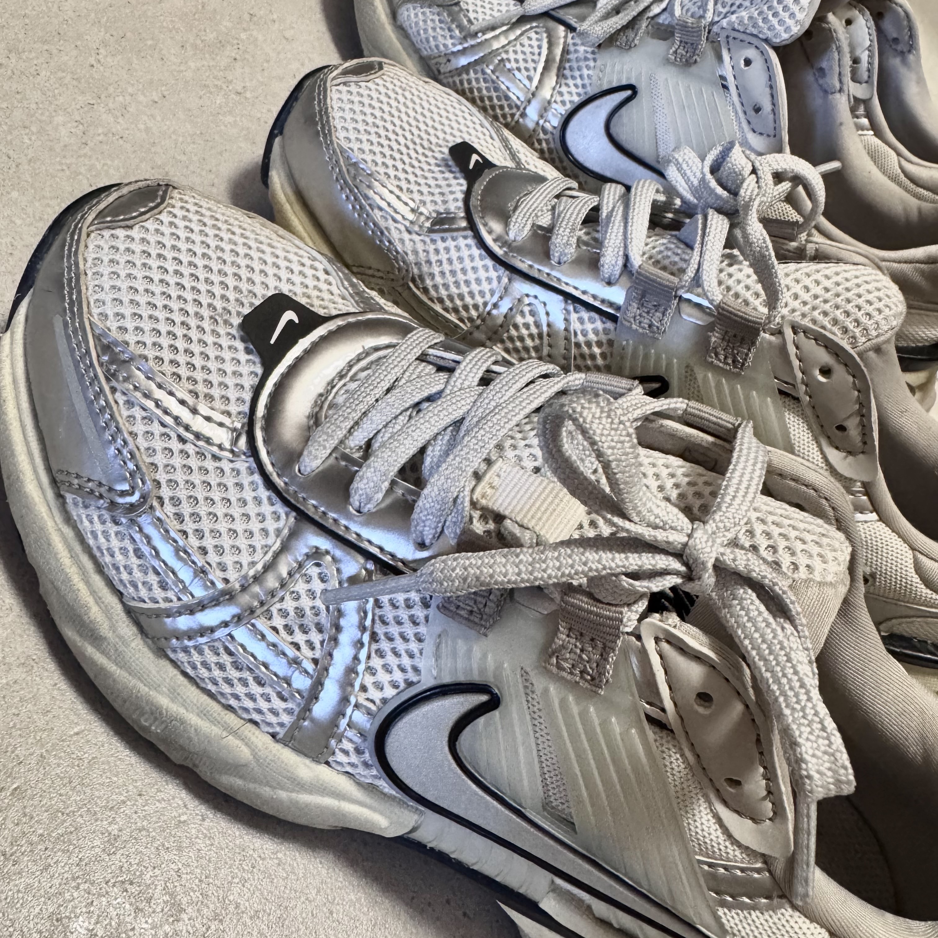 Nike V2K Run Summit White Metallic Silver 착용 스타일