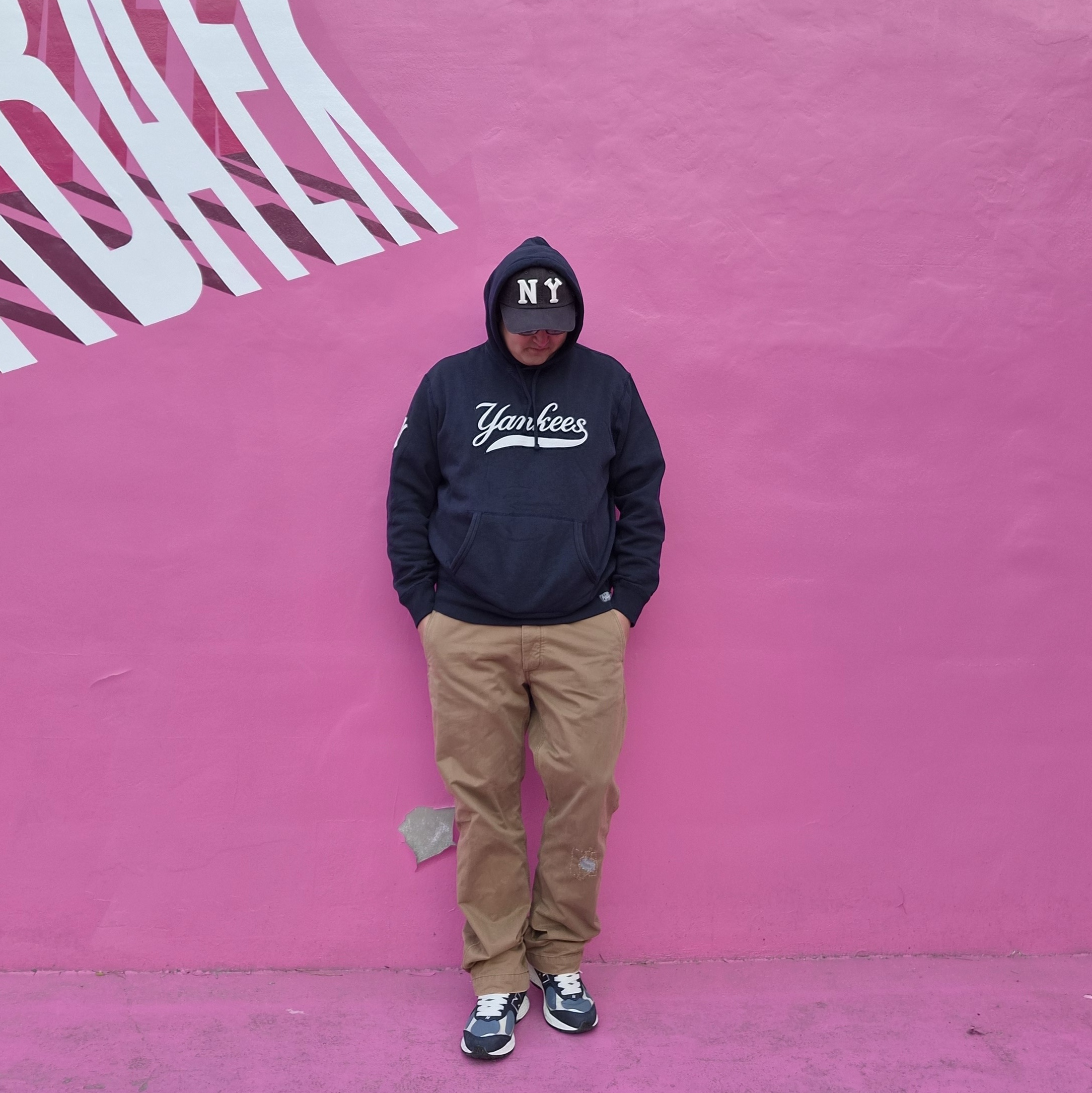 American Needle Archive NY Black Ykees NL Dark Green, New Balance 2002R Dark Navy 착용 스타일 - 1