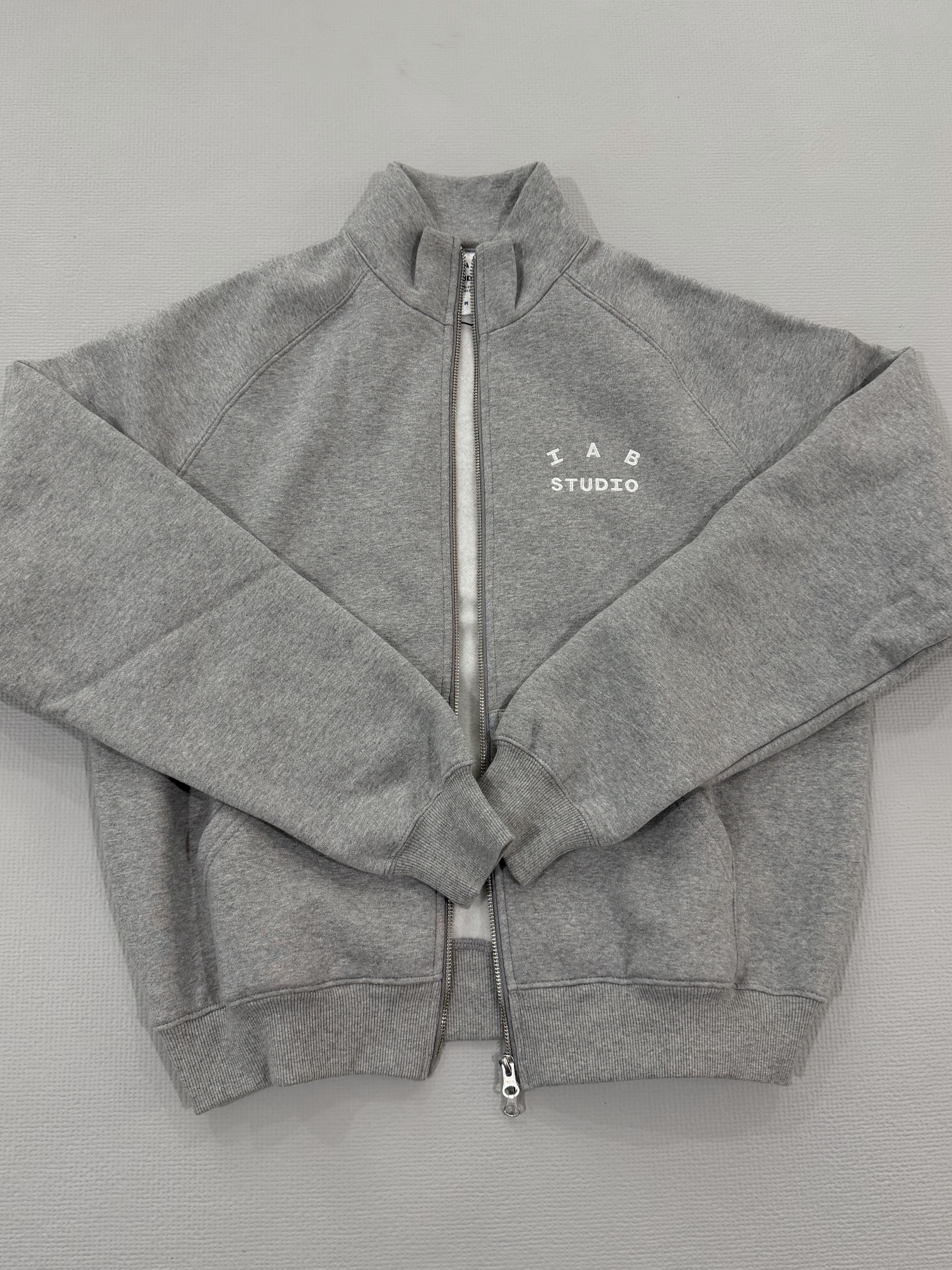 IAB Studio 2Way Full Zip-Up Gray White 착용 스타일