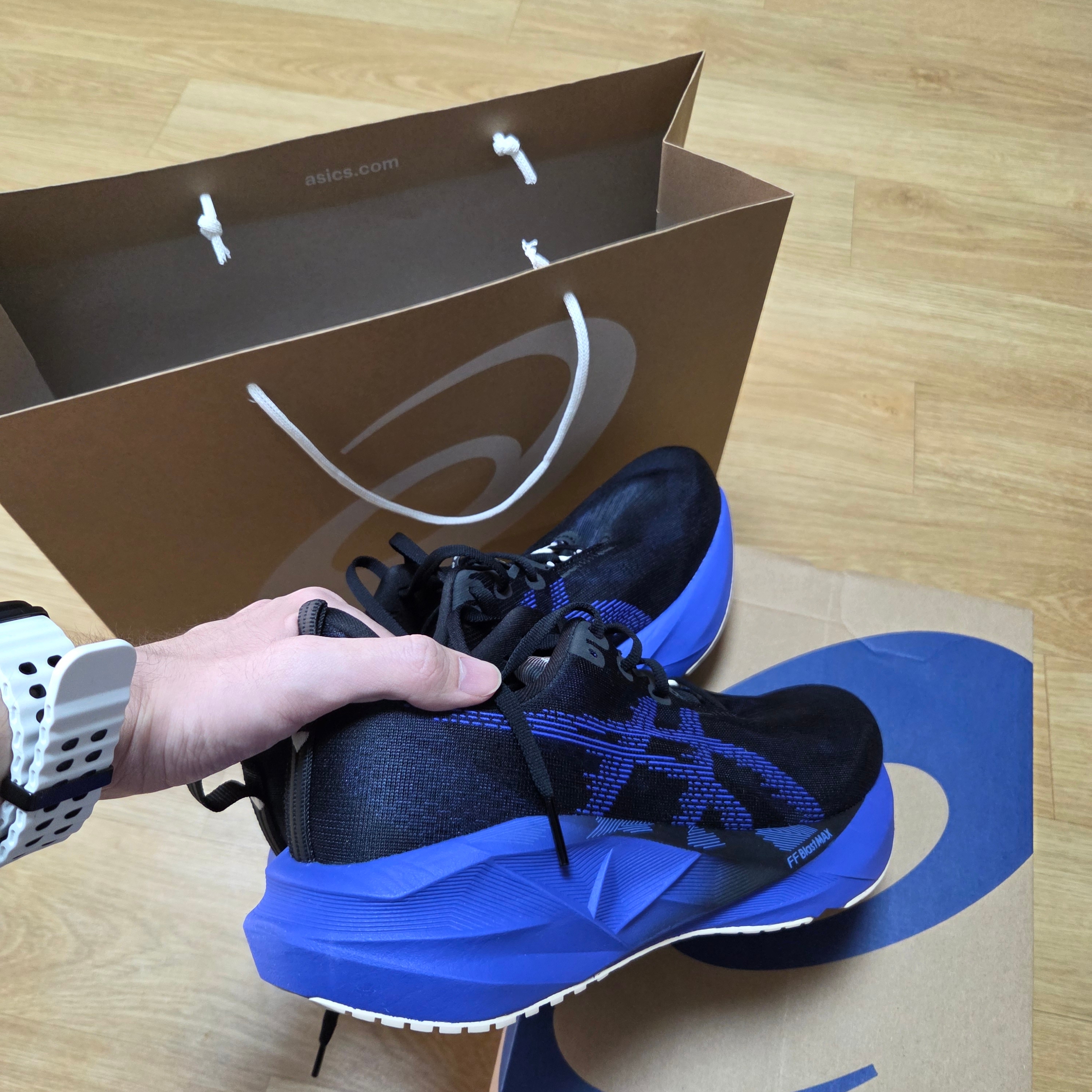 Asics Novablast 5 Black Cobalt Burst - 2E Wide 착용 스타일