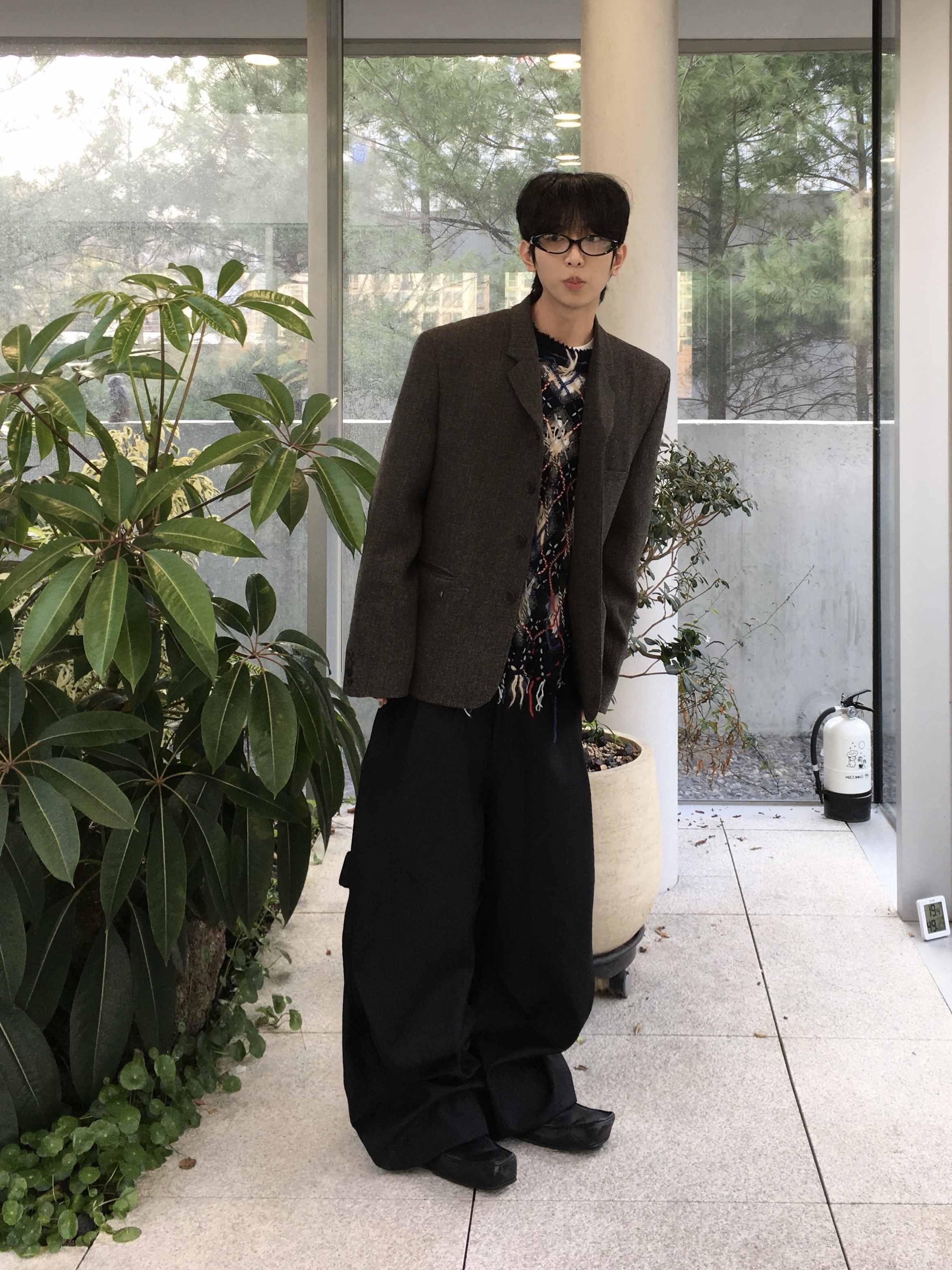 STU 4 Button Single Breasted Jacket In Khaki, Kamien x KOIN SEOUL 247 All Day Slacks Black 착용 스타일 - 4