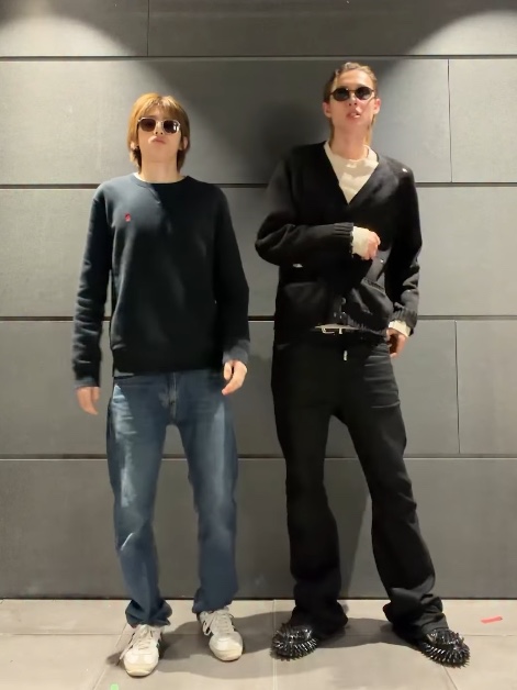 Undermycar Mu.30 Anti Fxxking Logo Play Stretch Flare Black Jeans 착용 스타일 - 1