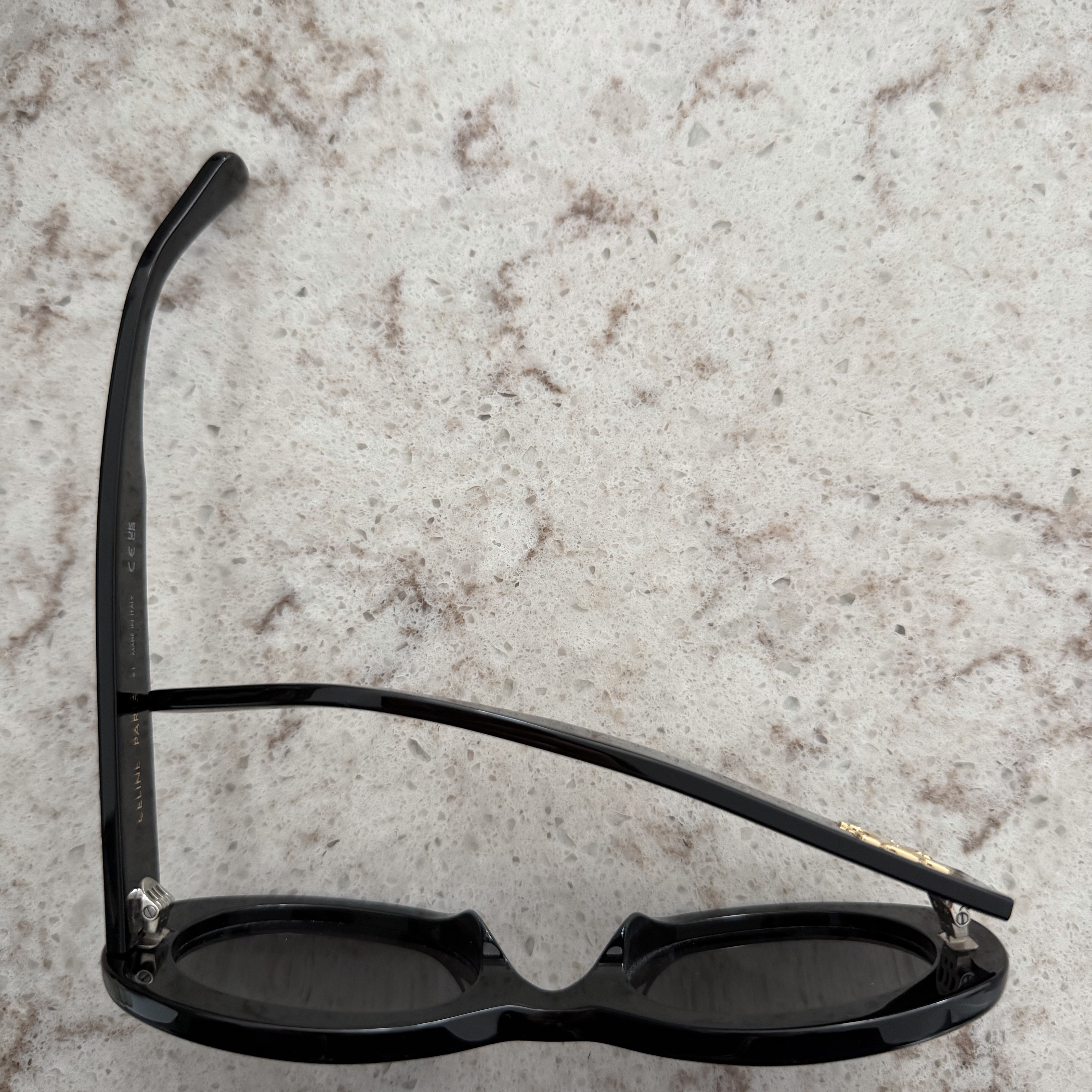 (W) Celine Triomphe 01 Sunglasses in Acetate Black 착용 스타일 - 4