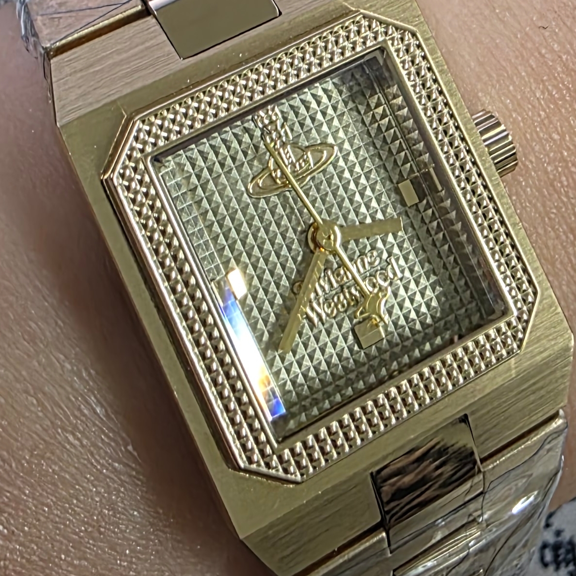 (W) Vivienne Westwood The Brunswick Quartz 24mm Gold 착용 스타일
