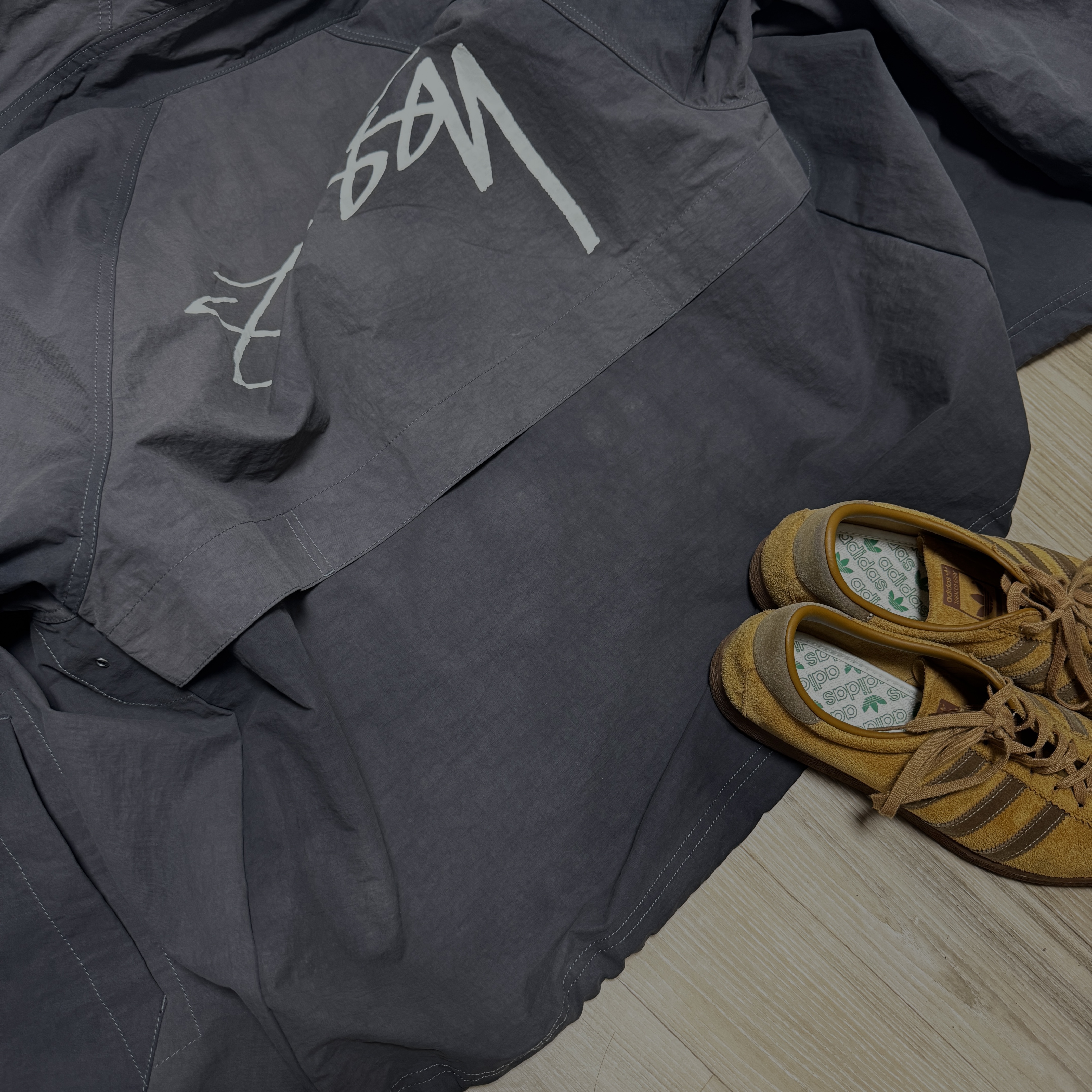 Stussy Wave Dye Beach Shell Jacket Black, Adidas Tobacco Team Brown Desert Cardboard 착용 스타일
