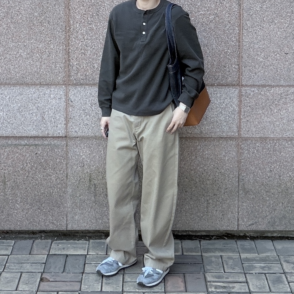 New Balance 990v1 Made in USA Grey White, A.P.C. Axelle Tote Bag Denim Caramel 착용 스타일 - 1