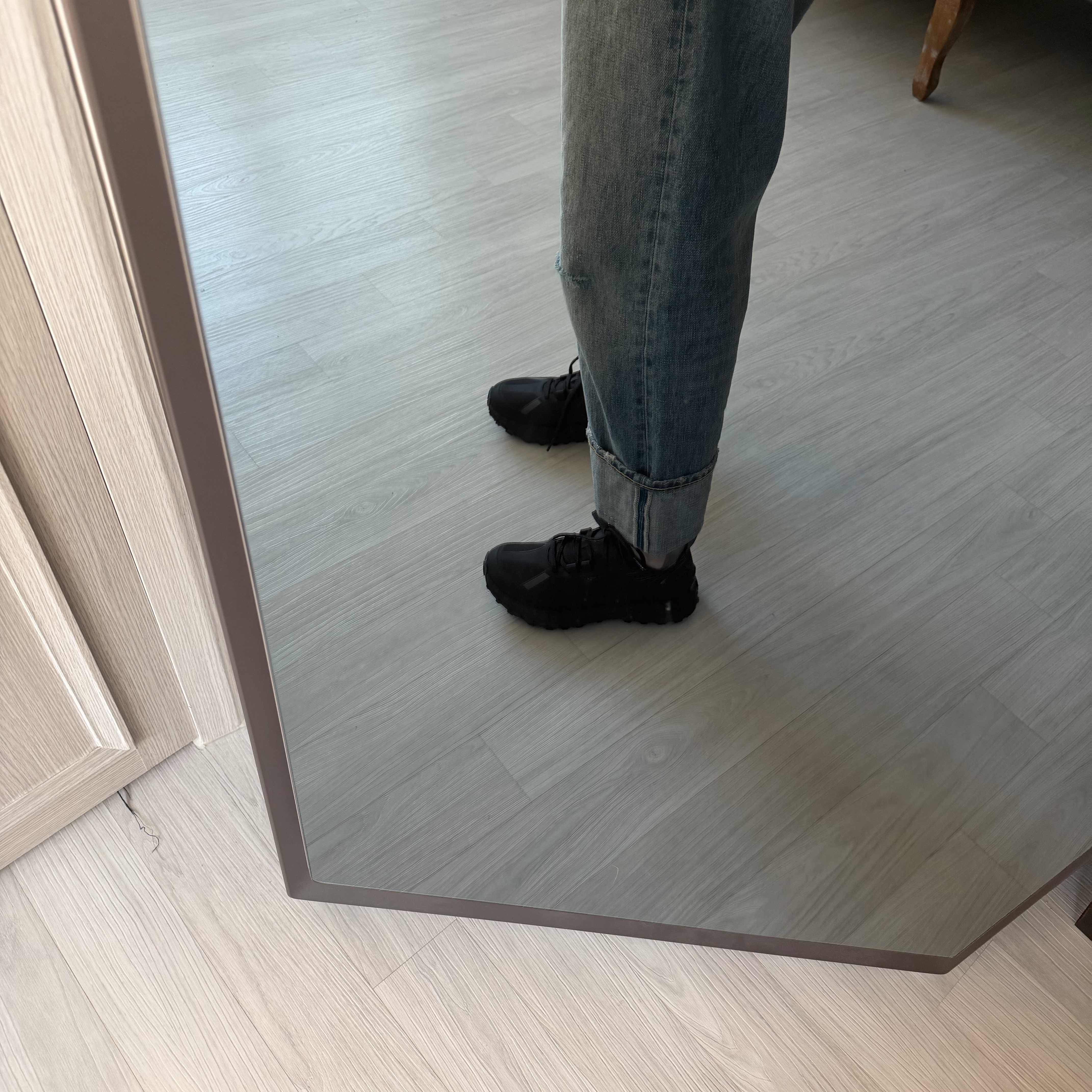 (W) Norda 001/A Stealth Black, (W) R13 Cuffed X-Boyfriend Jeans Vintage Ash Blue 착용 스타일
