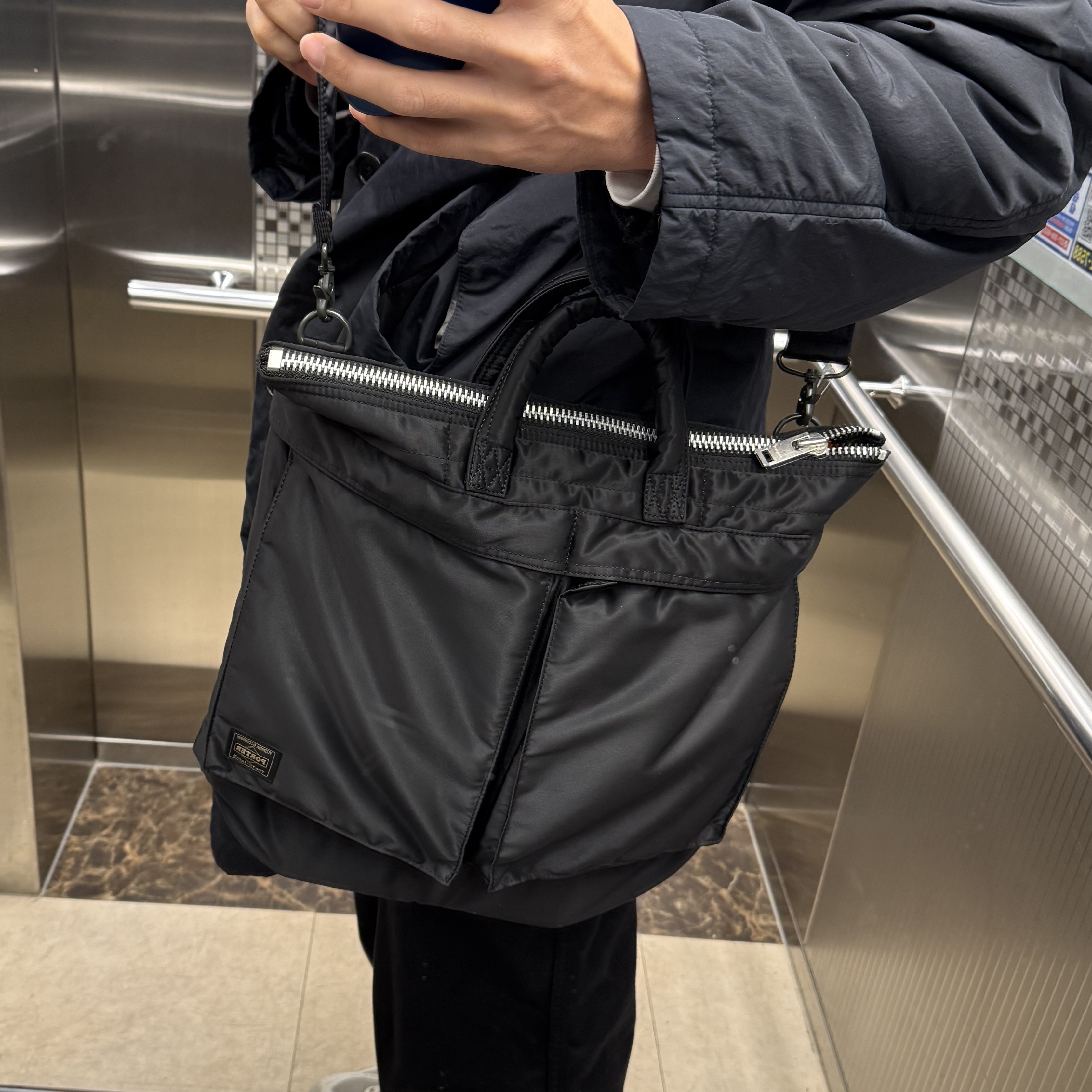 Porter All New Tanker Helmet Bag Black 착용 스타일