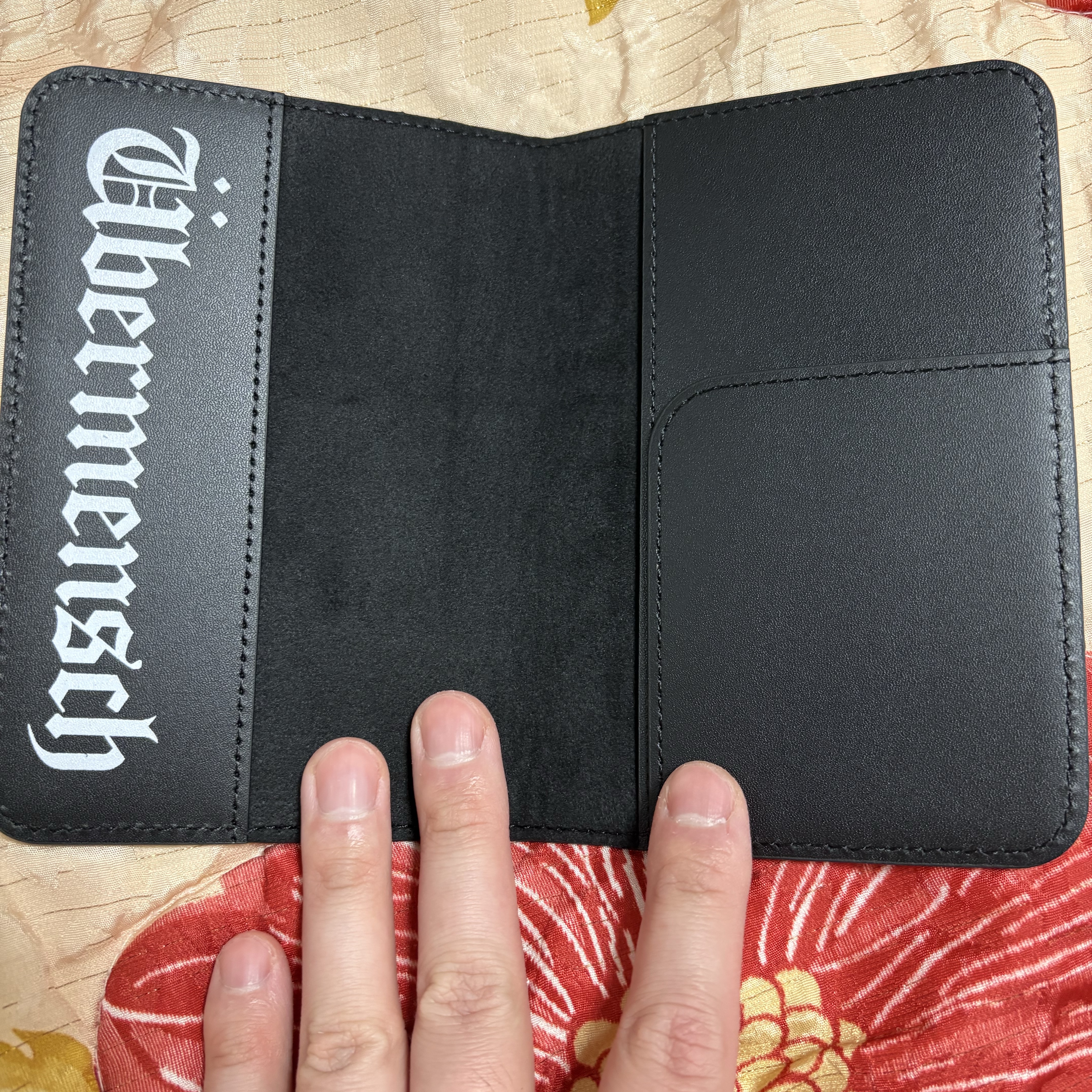 G-DRAGON Ubermensch Passport Cover Black 착용 스타일 - 2