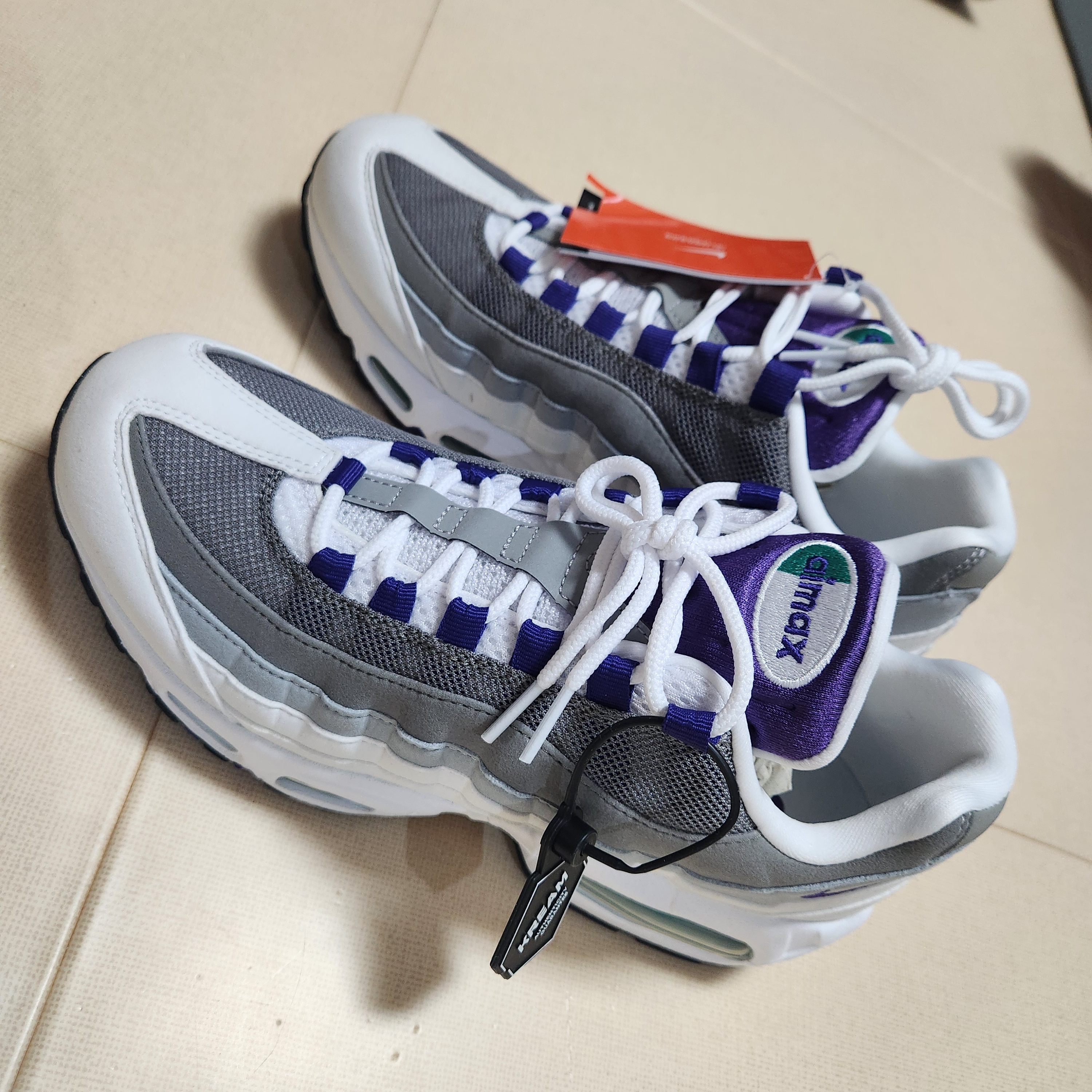(W) Nike Air Max 95 White Emerald Green 착용 스타일 - 2
