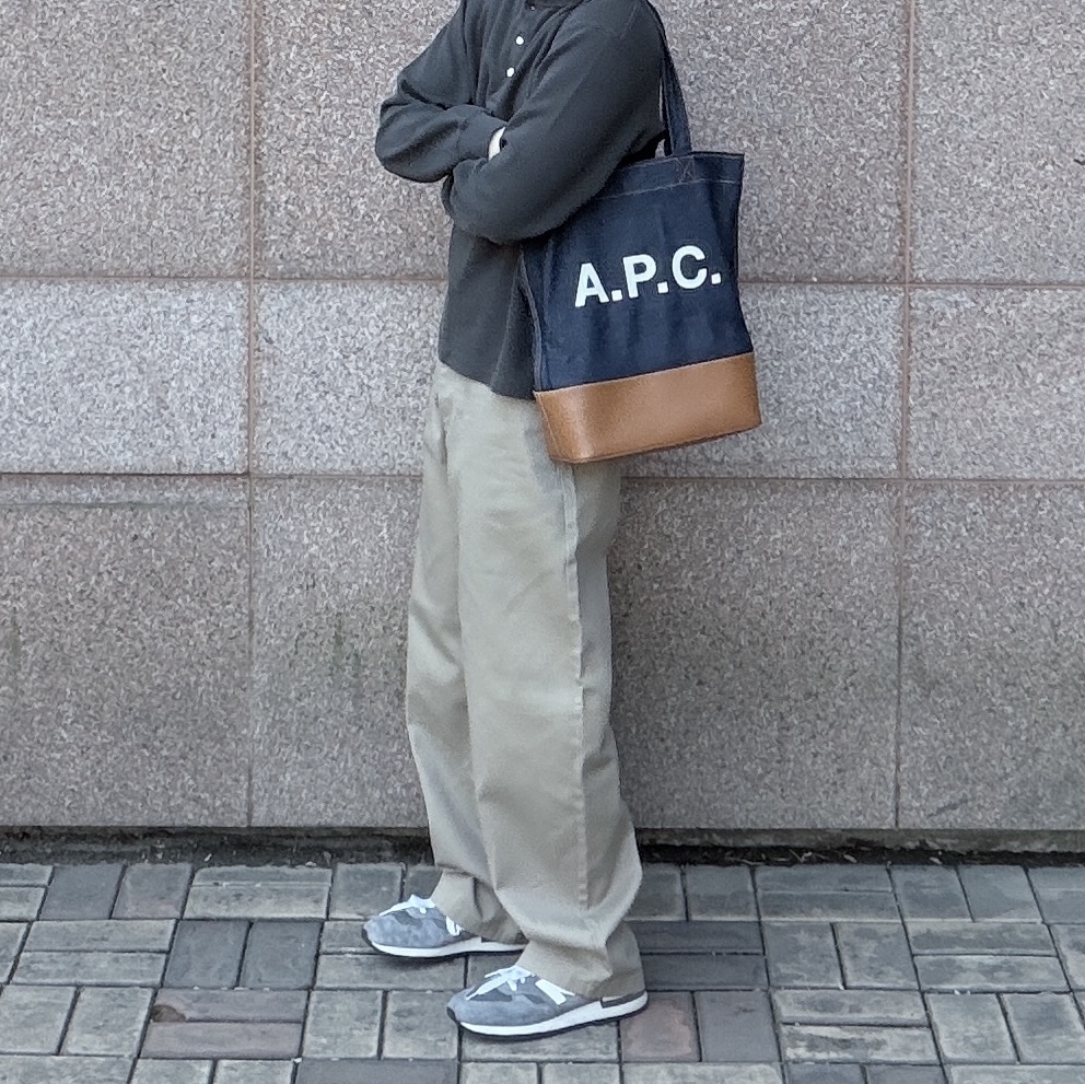 New Balance 990v1 Made in USA Grey White, A.P.C. Axelle Tote Bag Denim Caramel 착용 스타일 - 3