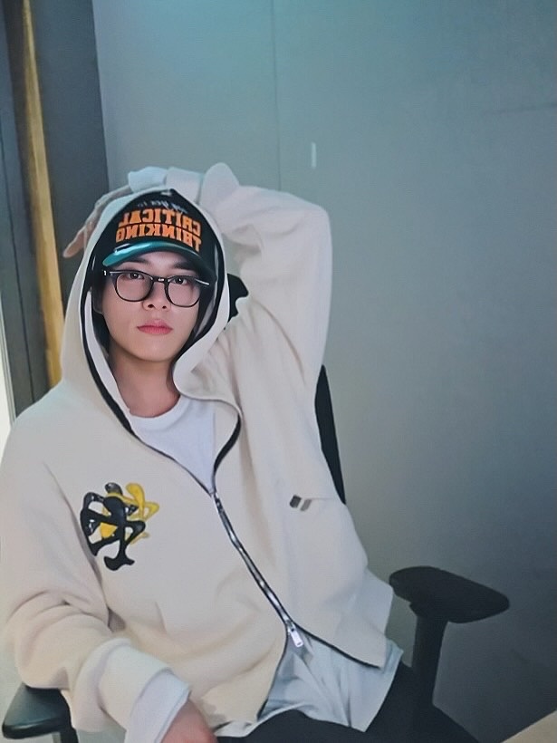 PACOSPLY Siren Scandal Zip Up Hoodie Ivory 착용 스타일
