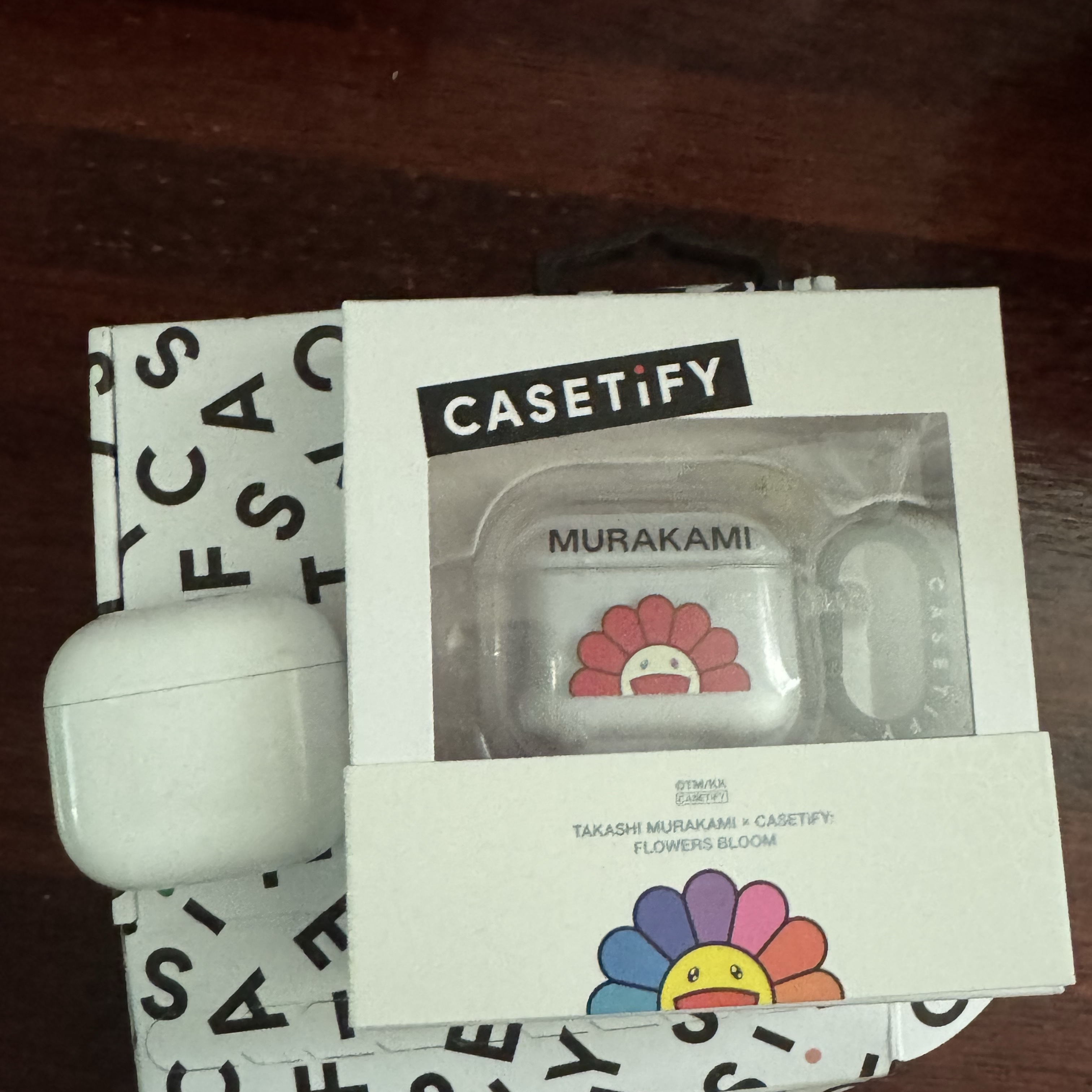 Casetify x Murakami Takashi Smile Red Earbuds Case Frost White, Apple Airpods 4th Gen (Korean Ver.) 착용 스타일 - 1