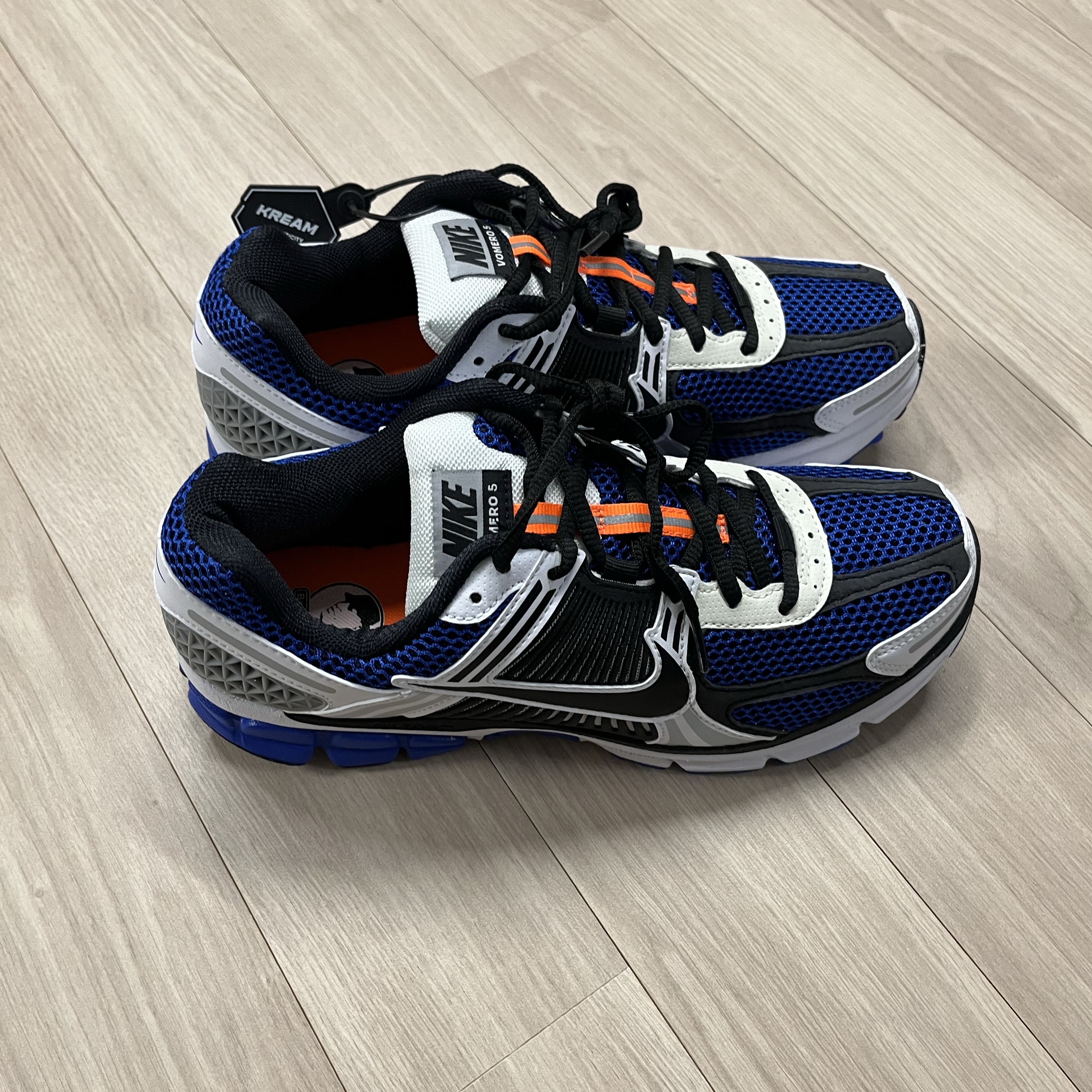 Nike Zoom Vomero 5 White Racer Blue Black 착용 스타일 - 3