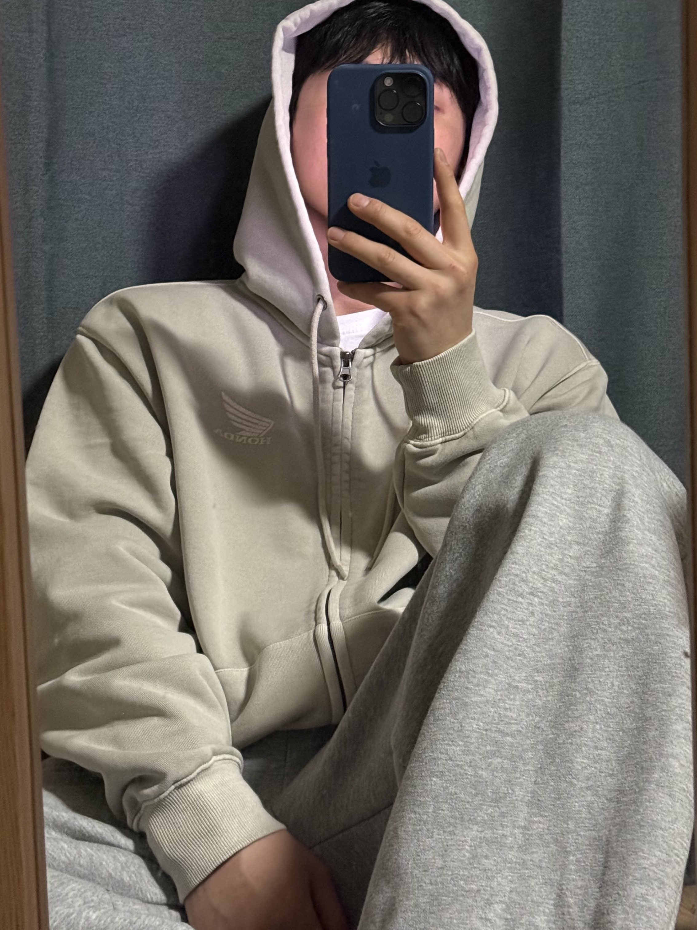 Honda Pigment Scratch Logo Hoodie Zip-Up Beige 착용 스타일
