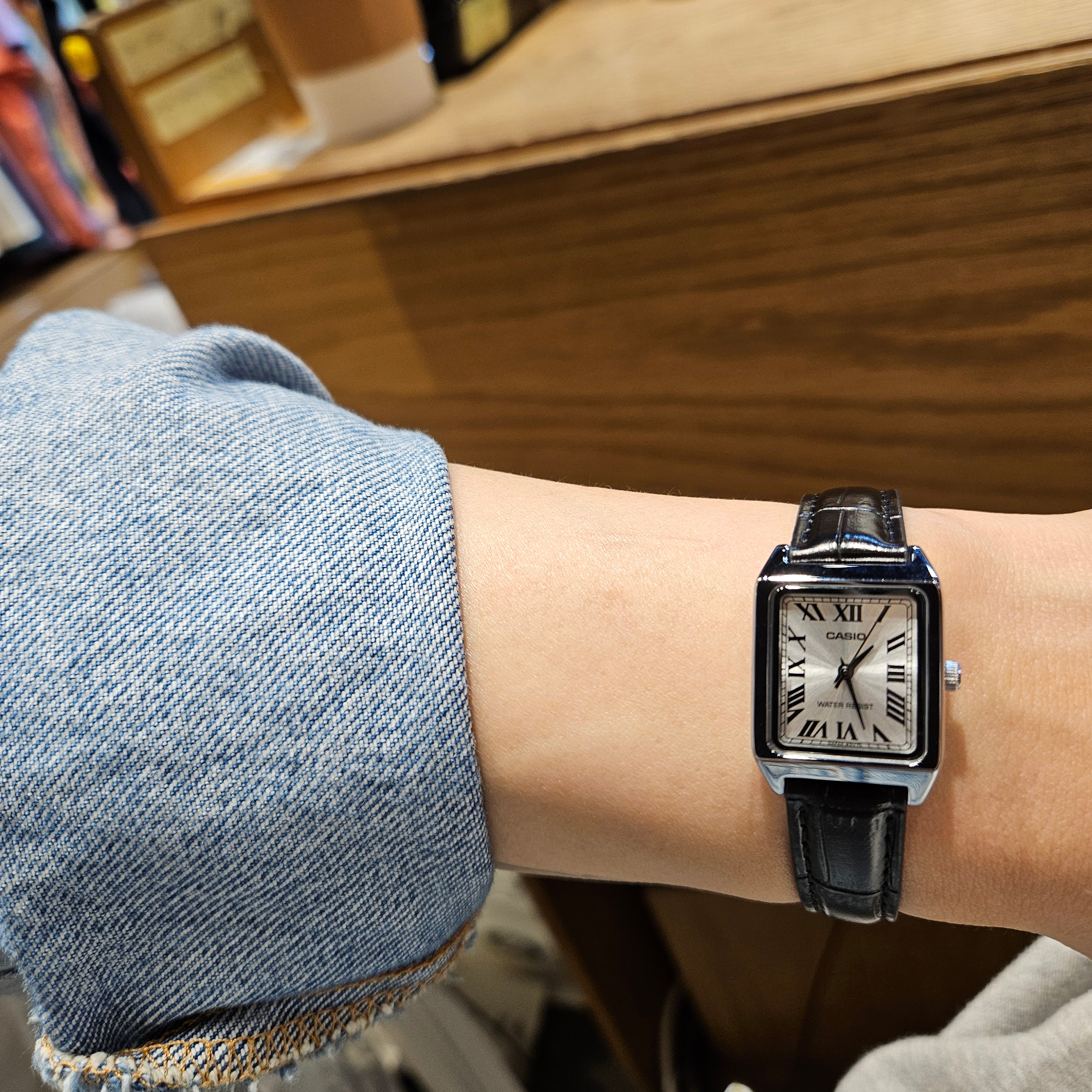 Casio LTP-V007L-7B1 착용 스타일