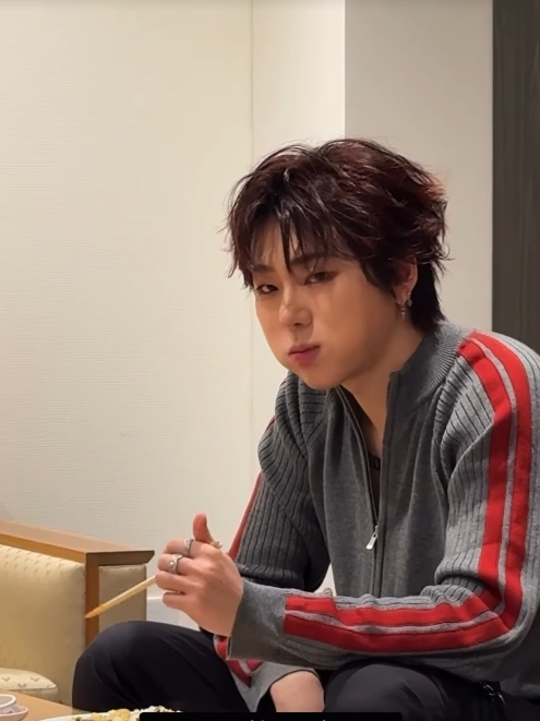 Undermycar 25FW Double Line Slim Knit Zip-Up Black/Beige, Undermycar 25FW Double Line Slim Knit Zip-Up Gray/Red 착용 스타일 - 2